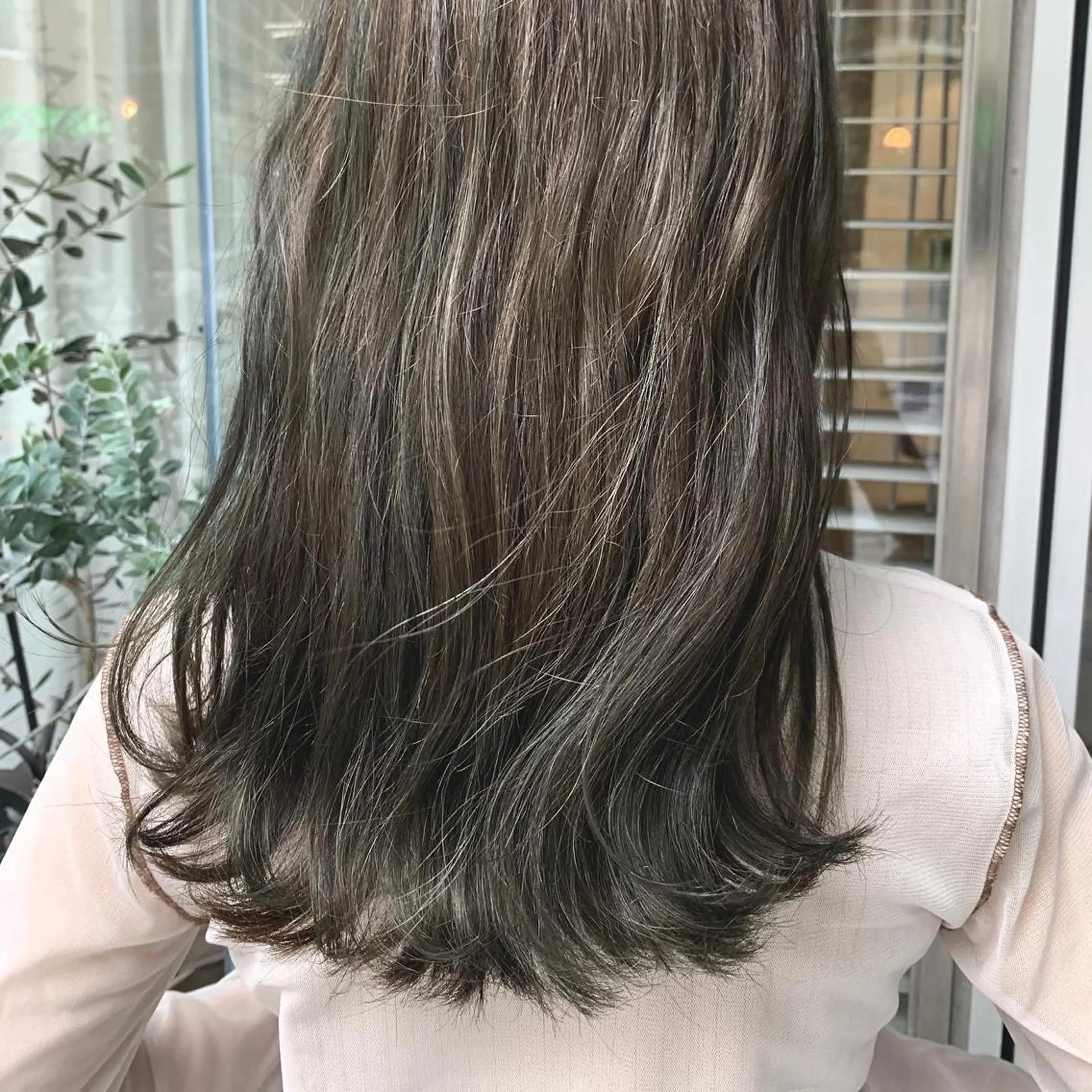 セミロング カラー fio マナミのヘアスタイル