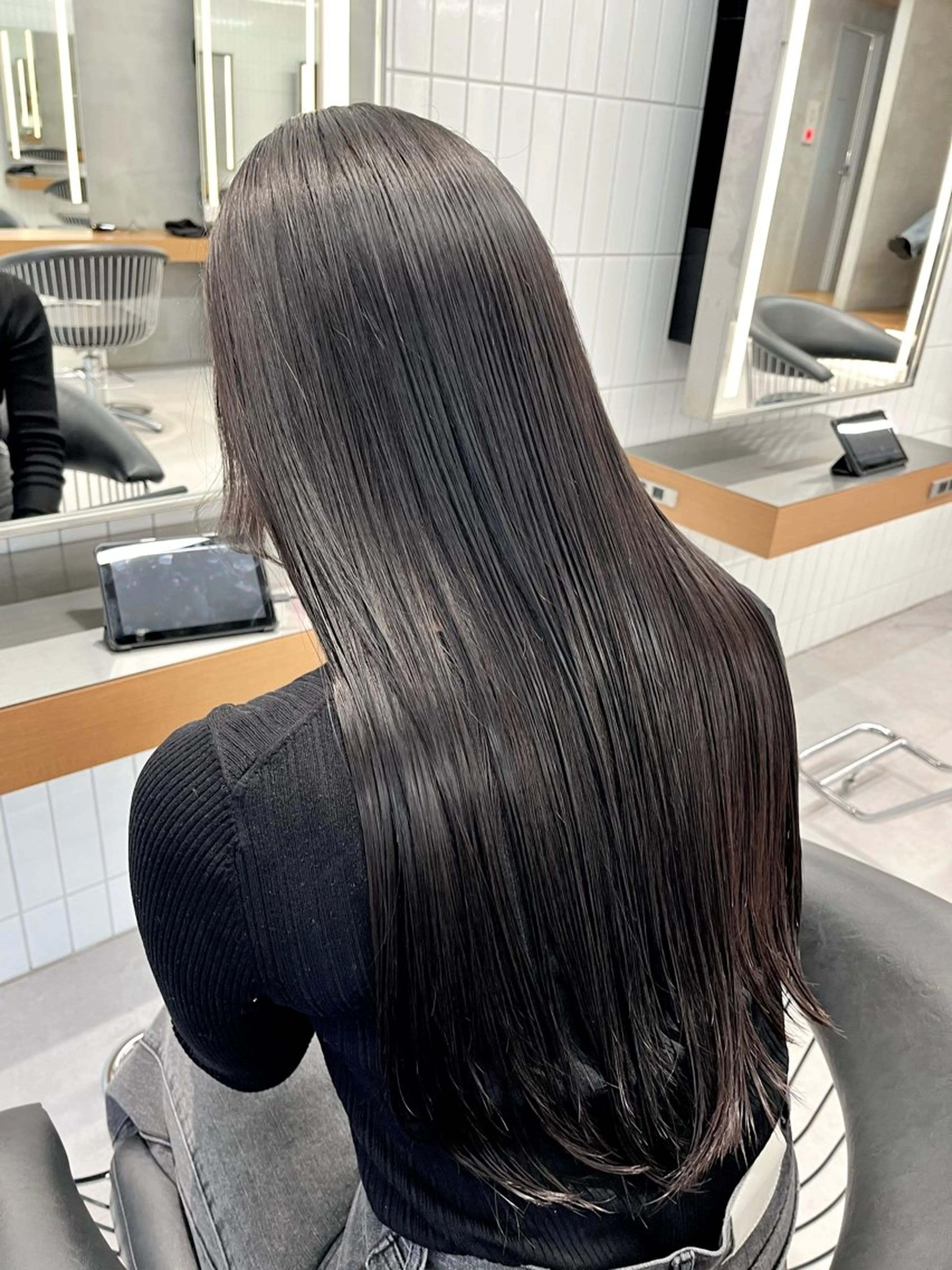 ロング カラー 圧倒的 毛流れ センターパートのヘアスタイル