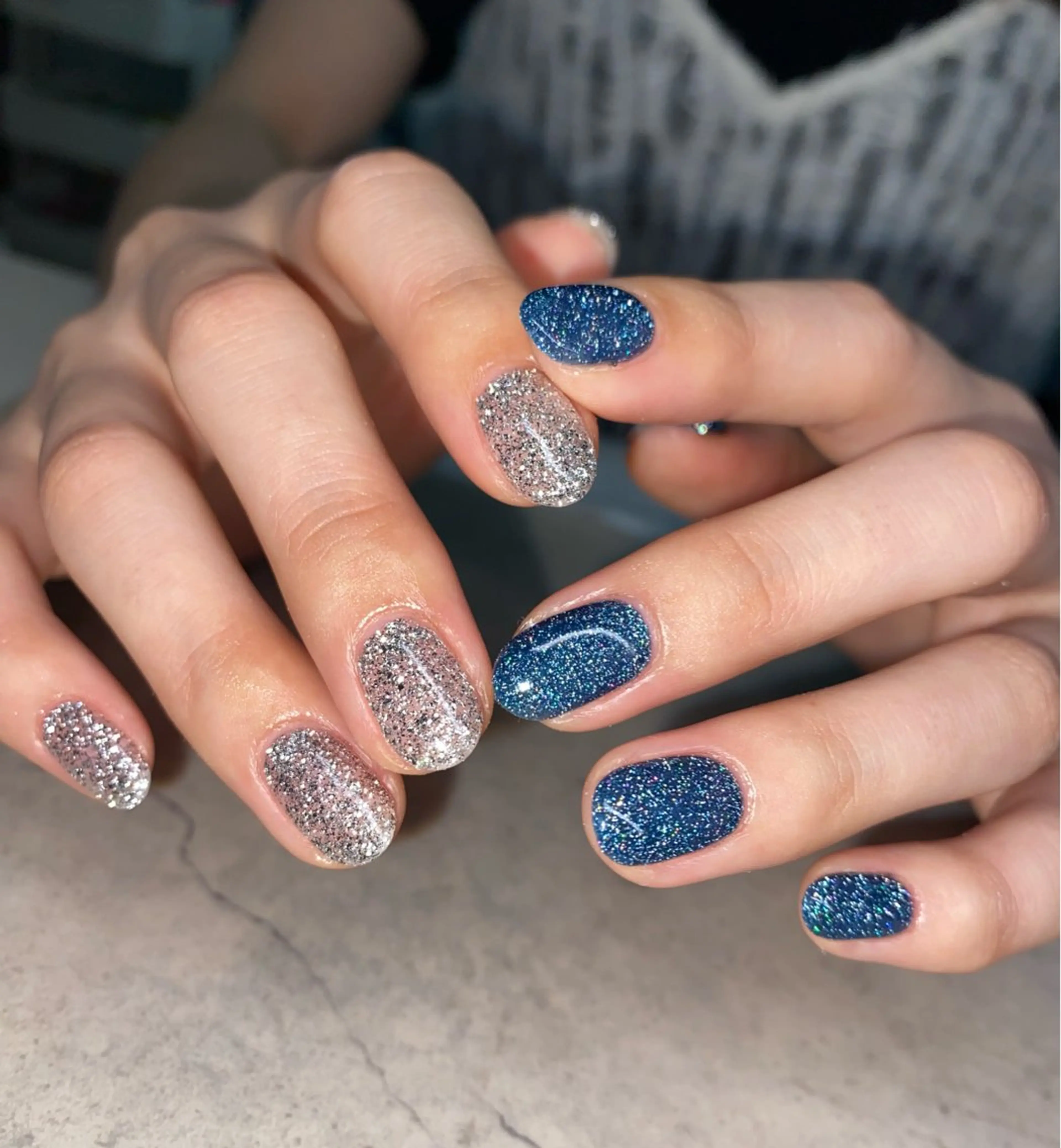 ネイル ブルー フラッシュネイル ワンカラーネイル シルバー ハンドネイル ハンドケア 🫧RaLa ⭐︎AYAKA🫧のネイルデザイン