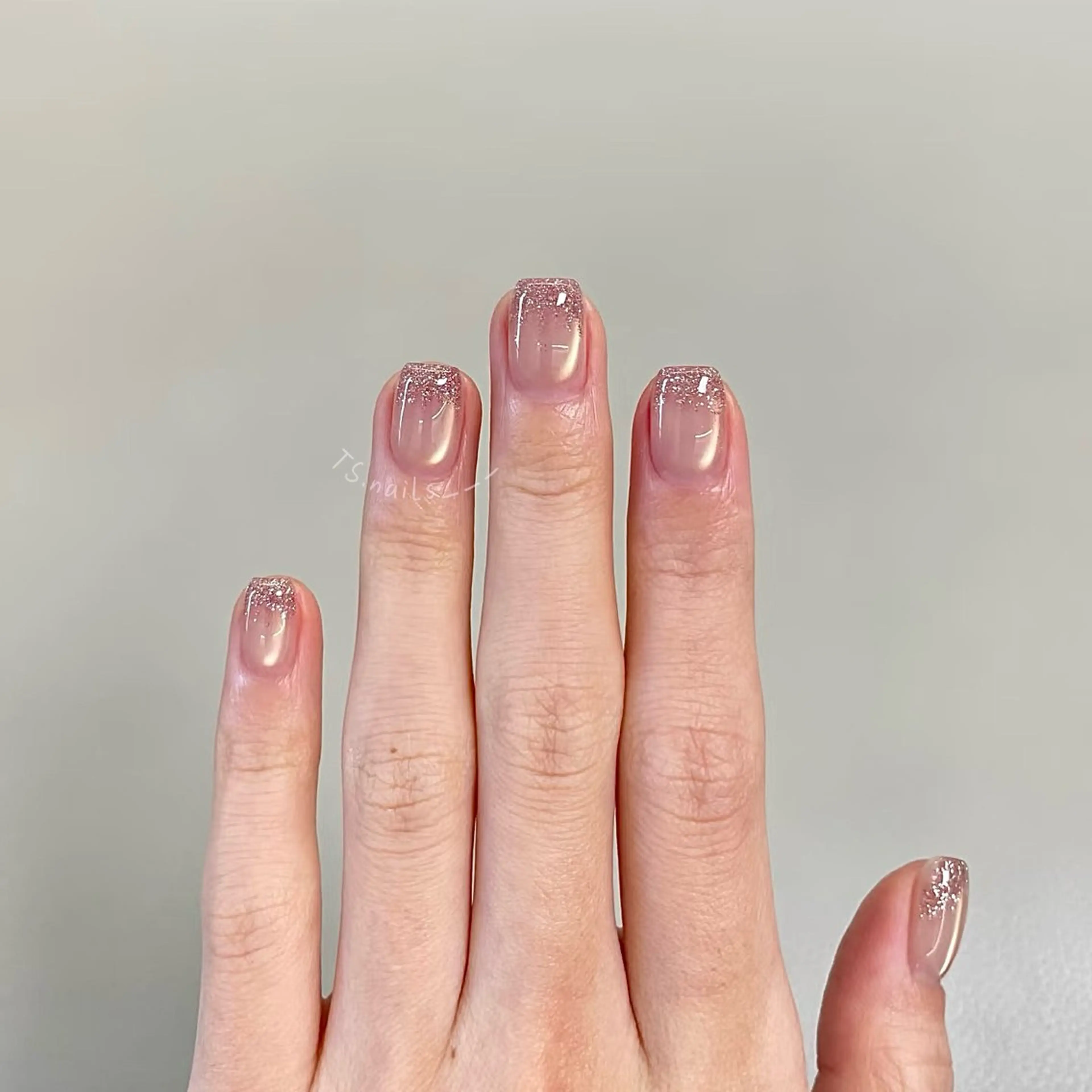 【美大生‼️ネイリスト】人気No.1透明マグネット】うるツヤ×指先ラメで大人っぽ可愛いの写真