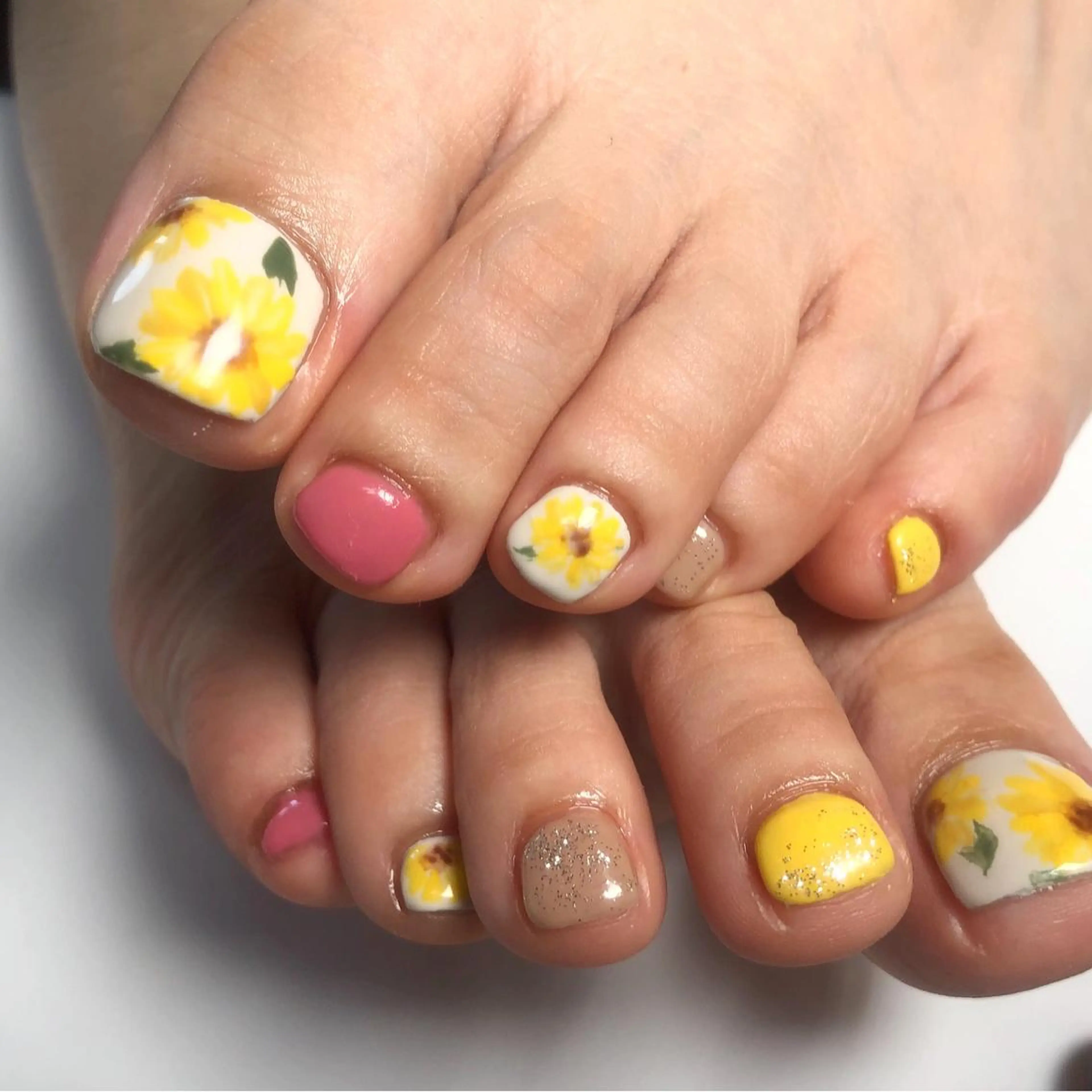 ネイル フットネイル ピンク ホワイト 黄色 フットネイル gui amichantoco所属・gui amichanのネイルデザイン