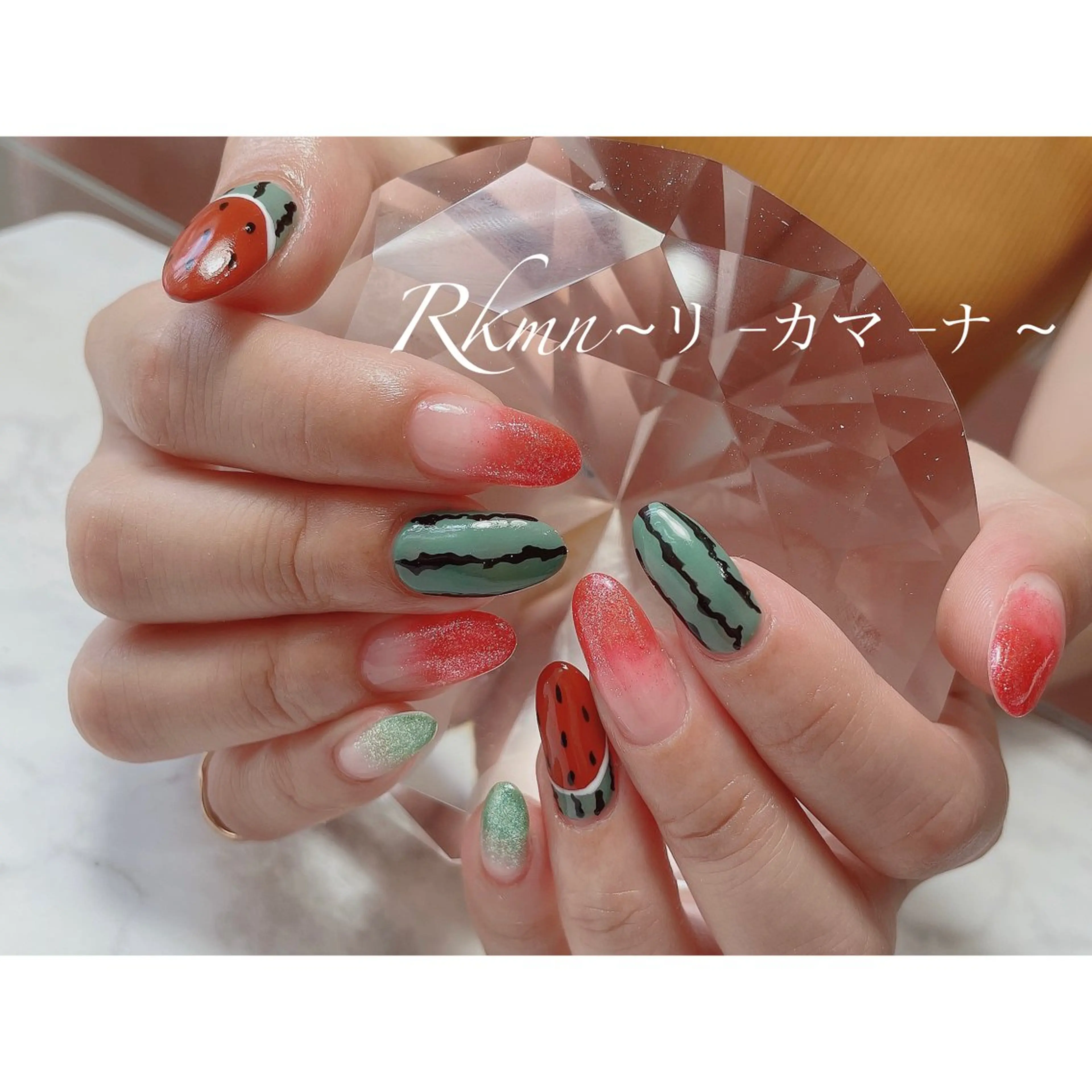 ネイル アートネイル グラデーション グリーン ラメ(グリッター) 赤色 ハンドネイル フットネイル ハンドケア Rkmn ~リ-カマ-ナ~のネイルデザイン