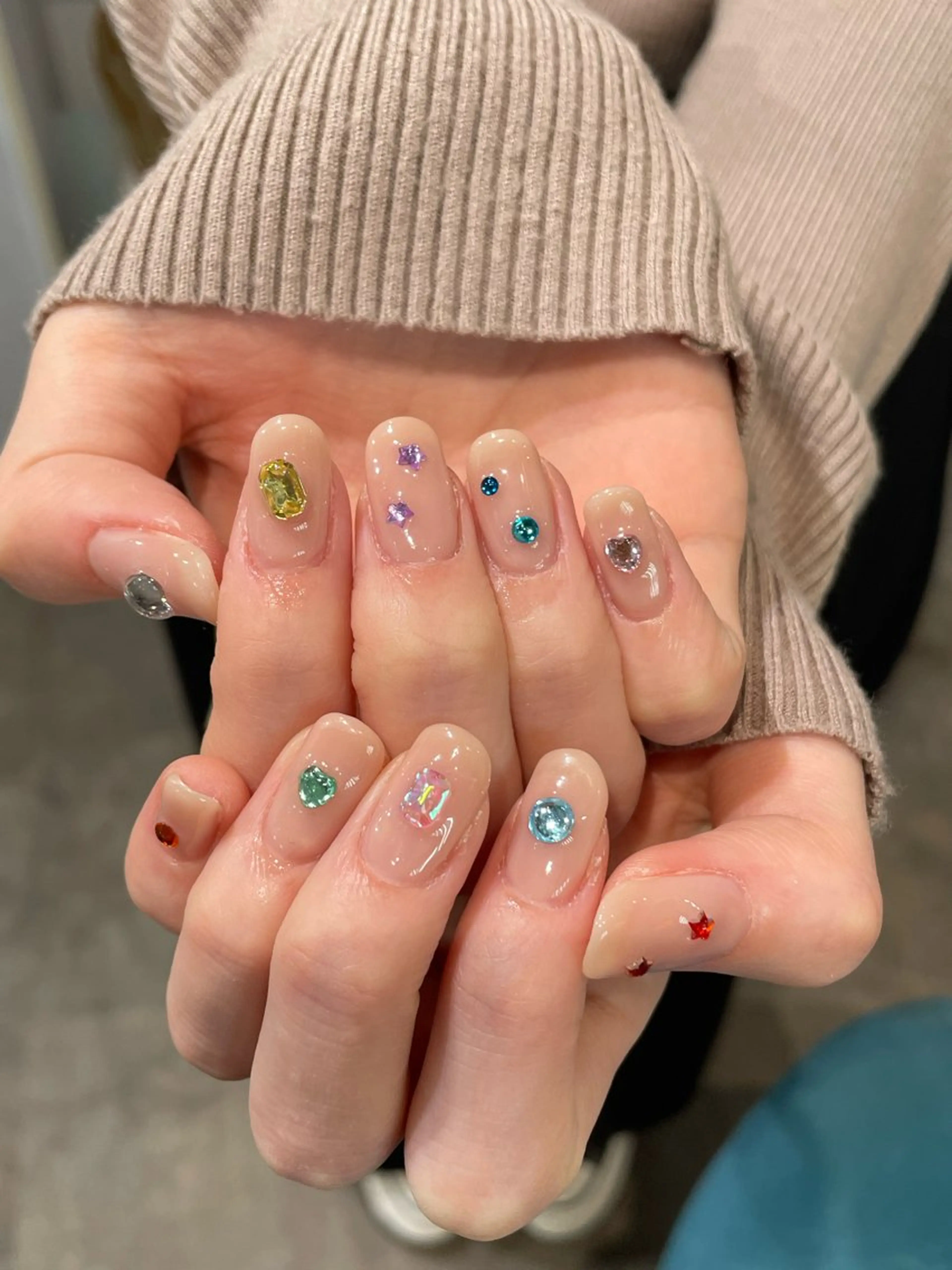 ネイル キラキラネイル ストーンネイル ハンドネイル ナチュラル透明感🌱 小山美樹子のヘアスタイル