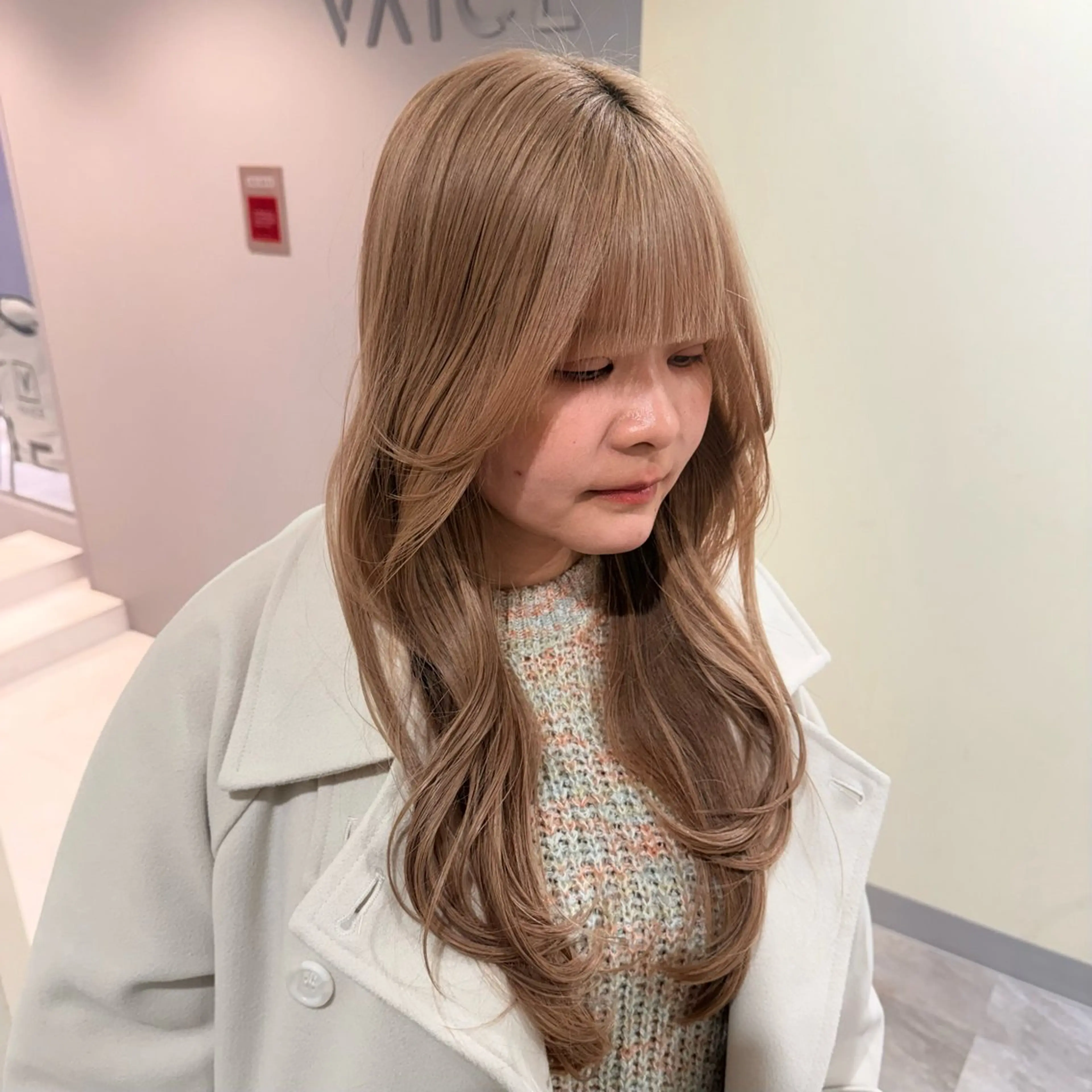 ロング カラー ベージュカラー ミルクティーベージュ カット ヘアカラー トリートメント ハイトーンレイヤー 顔まわりSOTAのヘアスタイル