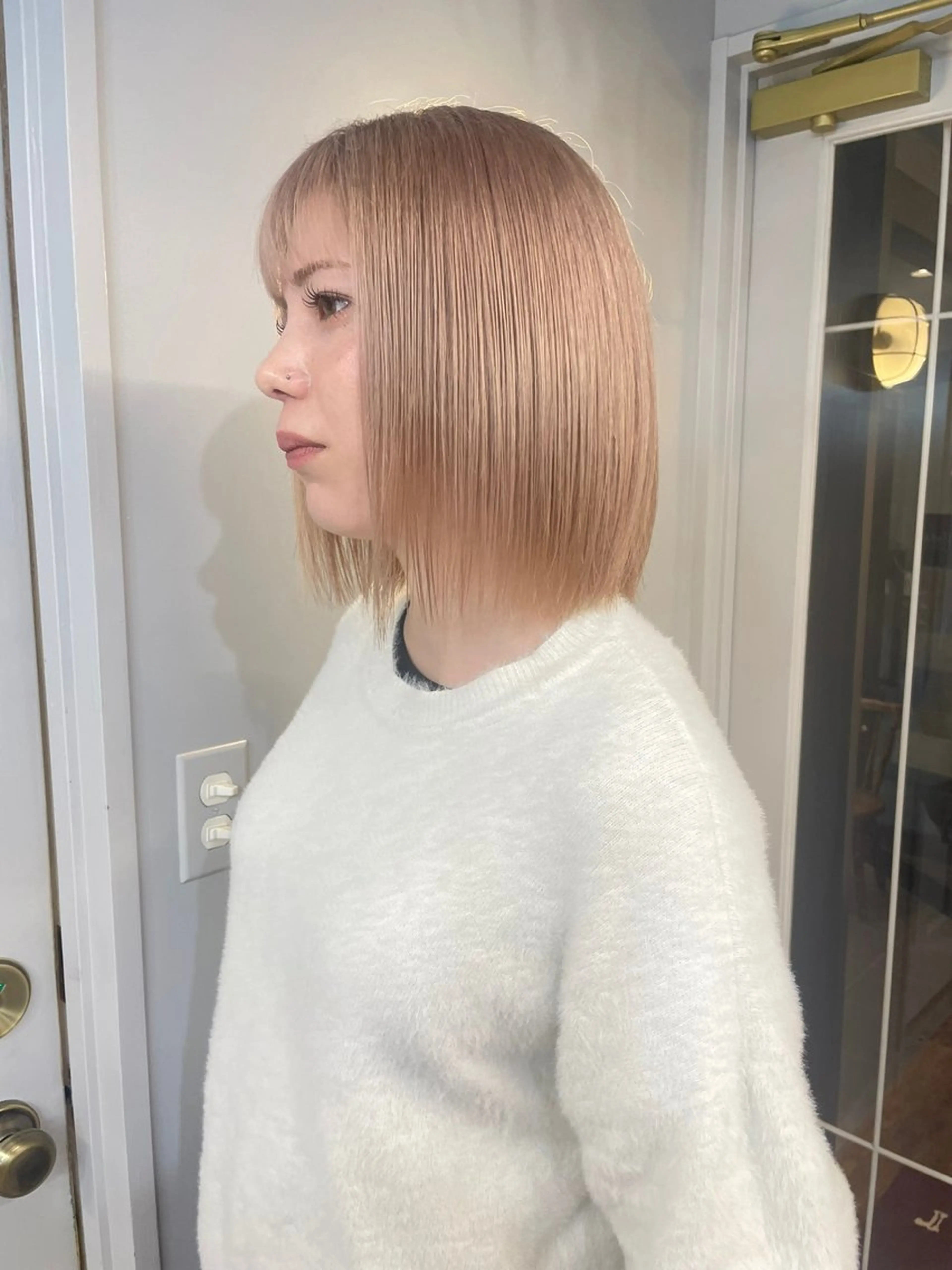 ショート カラー 赤みなしオリーブ ハイトーン×レイヤーのヘアスタイル