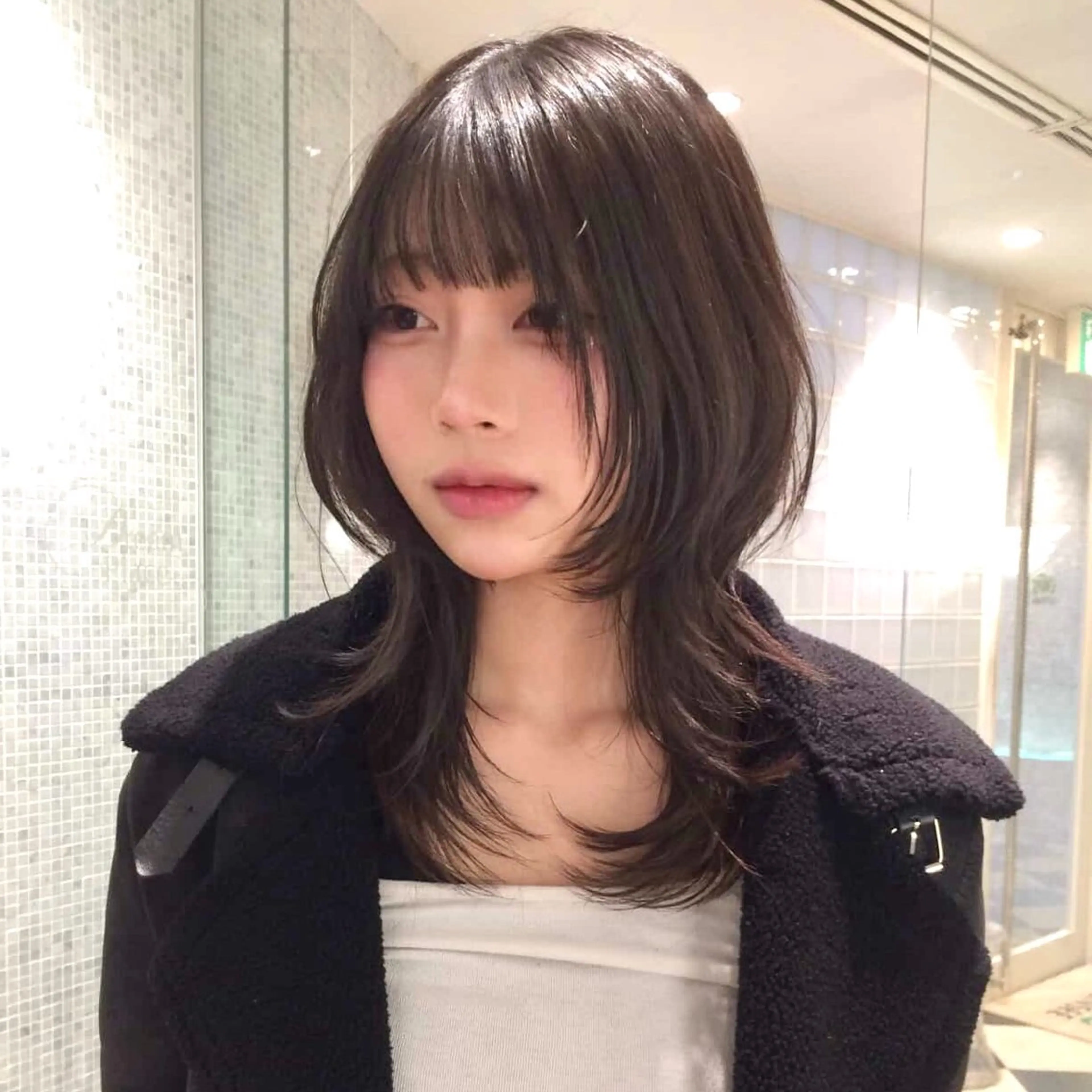 セミロング ハッシュカット 韓国風ヘア 栄/レイヤーカット/ ベージュカラー/モモのヘアスタイル