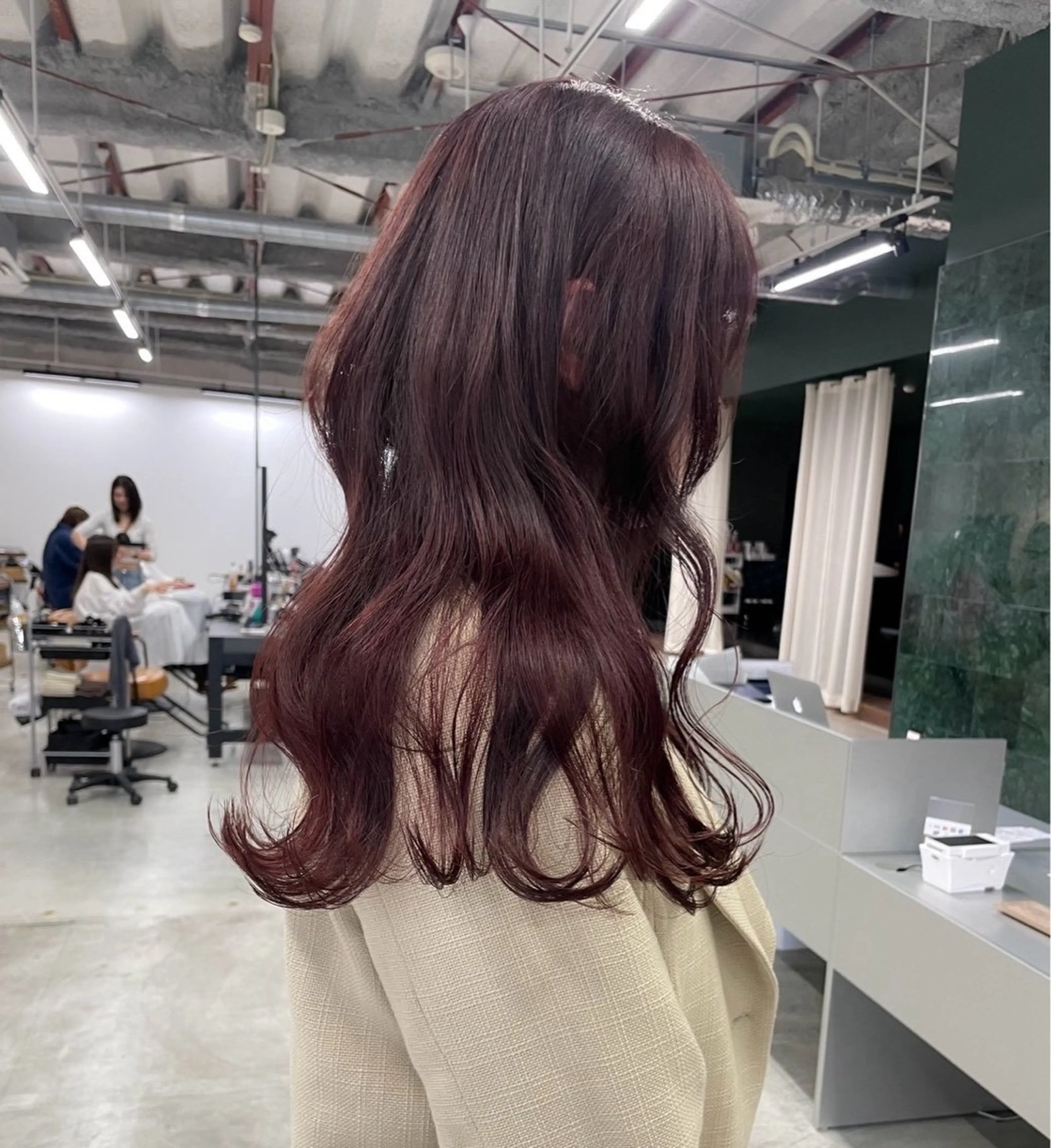 ロング カラー ブラウンカラー ロング ✨️赤み消しカラー/ ミルクティーベージュのヘアスタイル