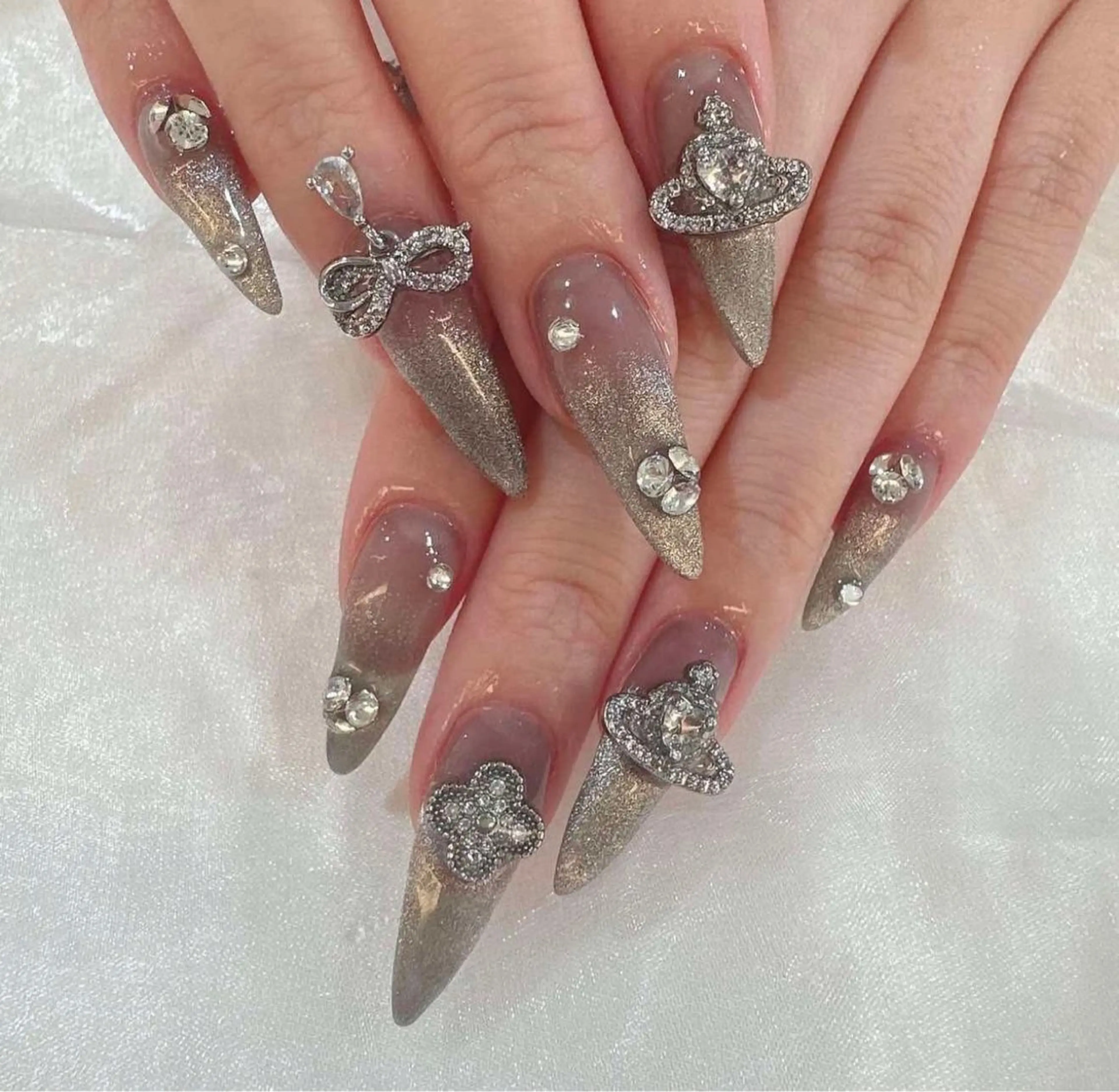 ネイル オーロラネイル クリアネイル フラッシュネイル ジェルネイル グラデーション ハンドネイル Amee Nail Salonのネイルデザイン