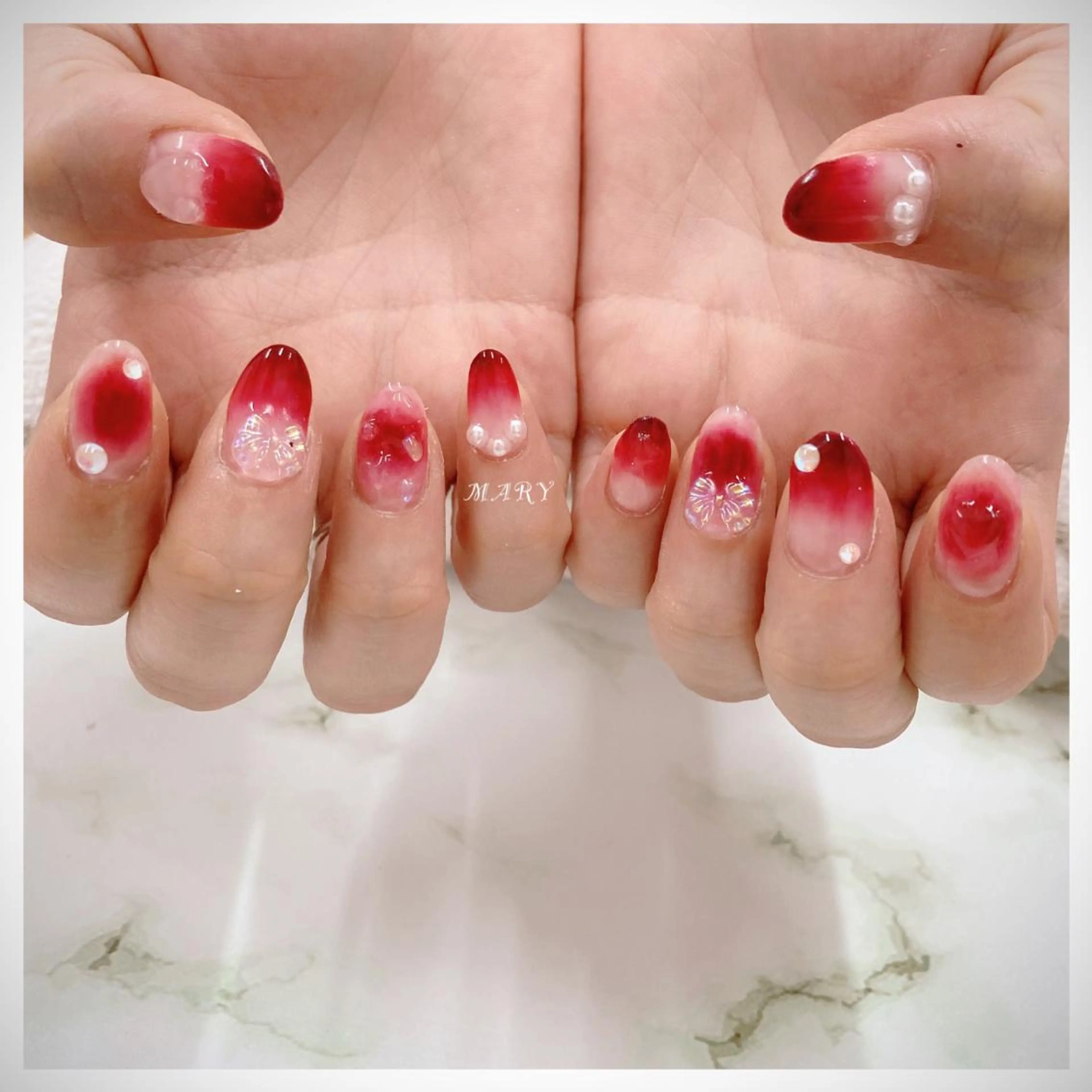 ネイル チークネイル グラデーション ハート ニュアンスネイル 赤色 ハンドネイル Mary nail .narumiのネイルデザイン