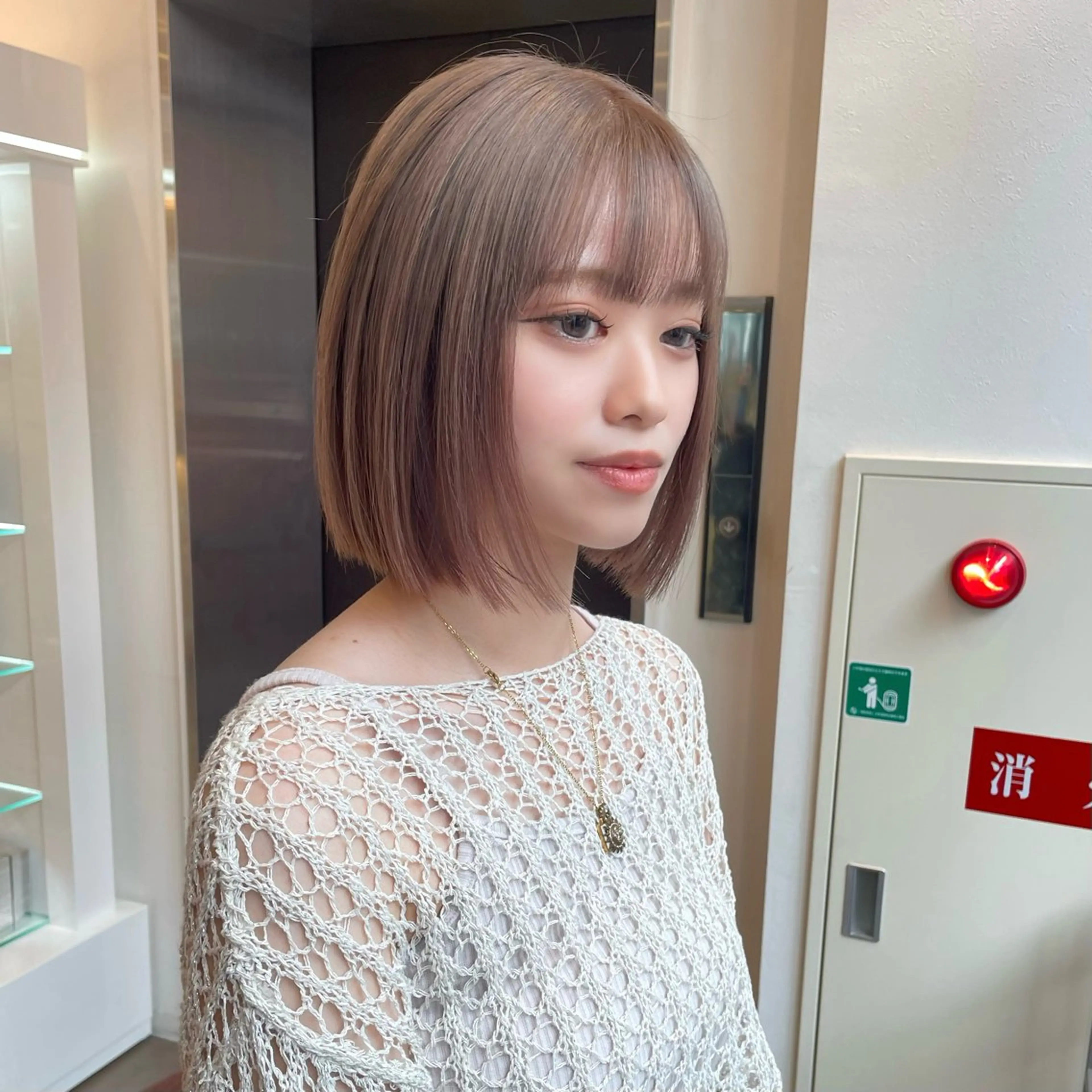 ショート カラー ベージュカラー ブリーチ ケアブリーチ ミルクティーベージュ ボブ カット ヘアカラー トリートメント 透明感/ベージュ/ 艶髪/ボブ🫧門脇由のヘアスタイル