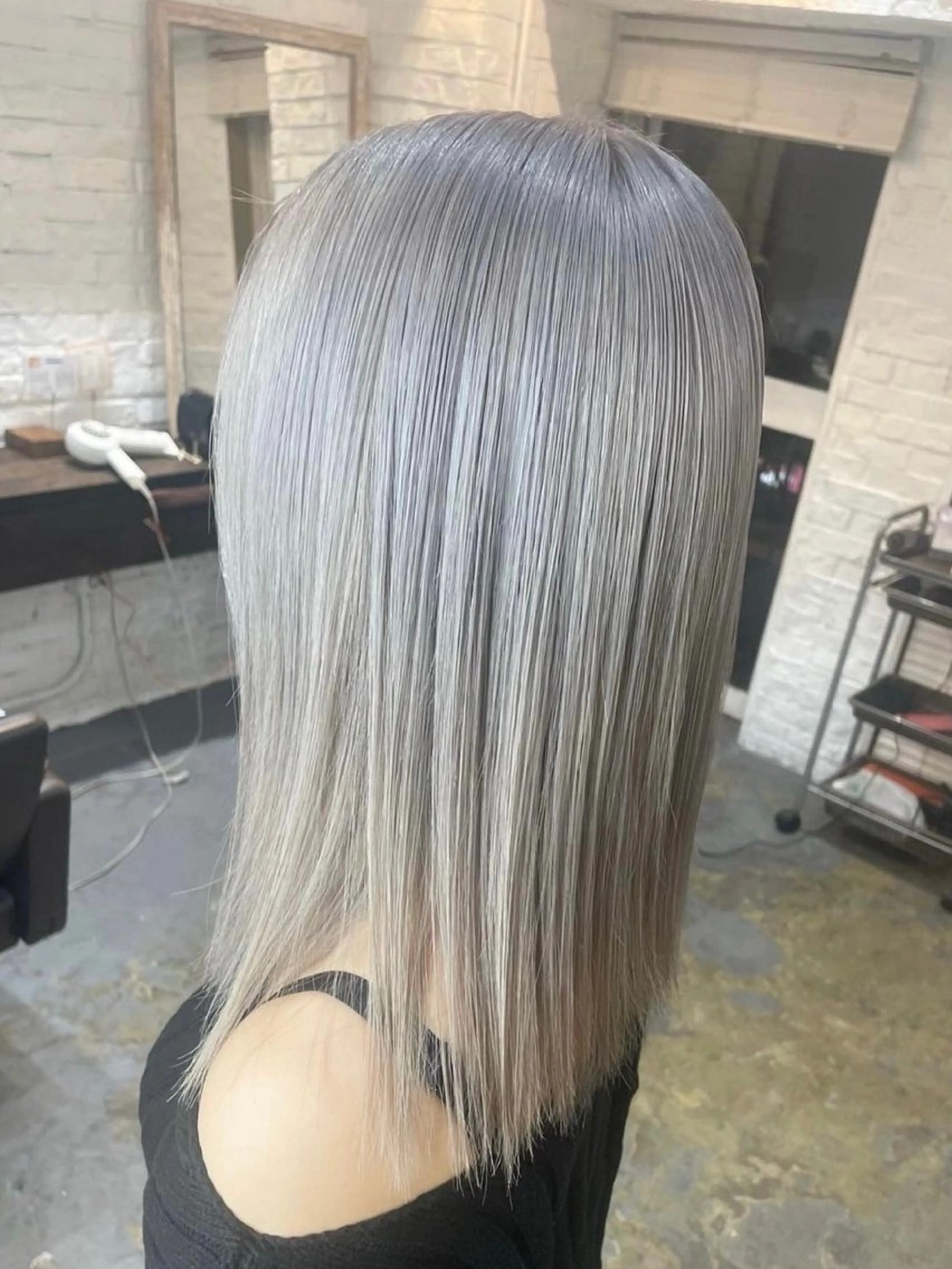 セミロング カラー ブリーチ ブロンド シルバー RINA ブリーチ / 海外レイヤーのヘアスタイル