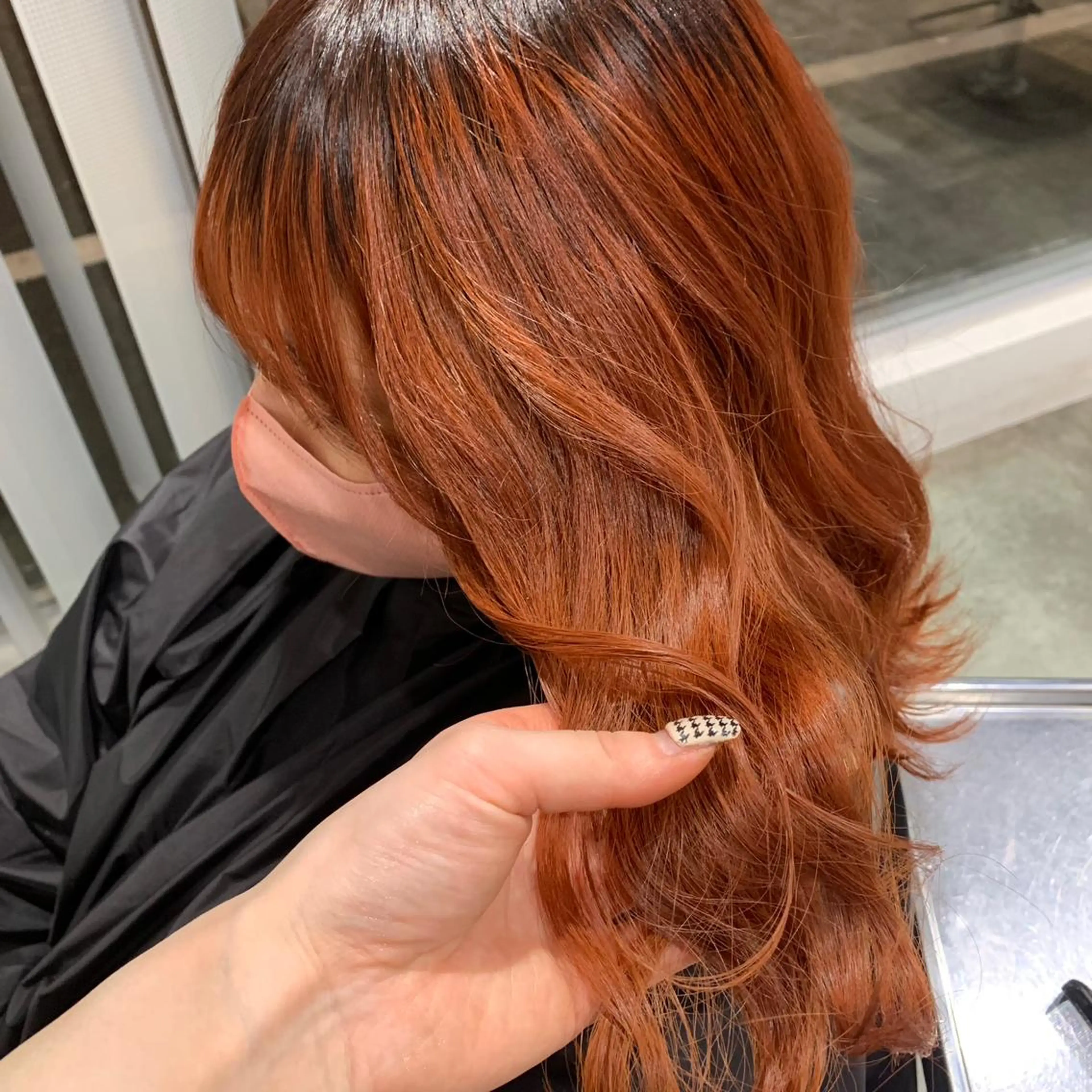 セミロング カラー オレンジ テラコッタ もてぎさやか👩🏻 🪄巻ける縮毛矯正のヘアスタイル