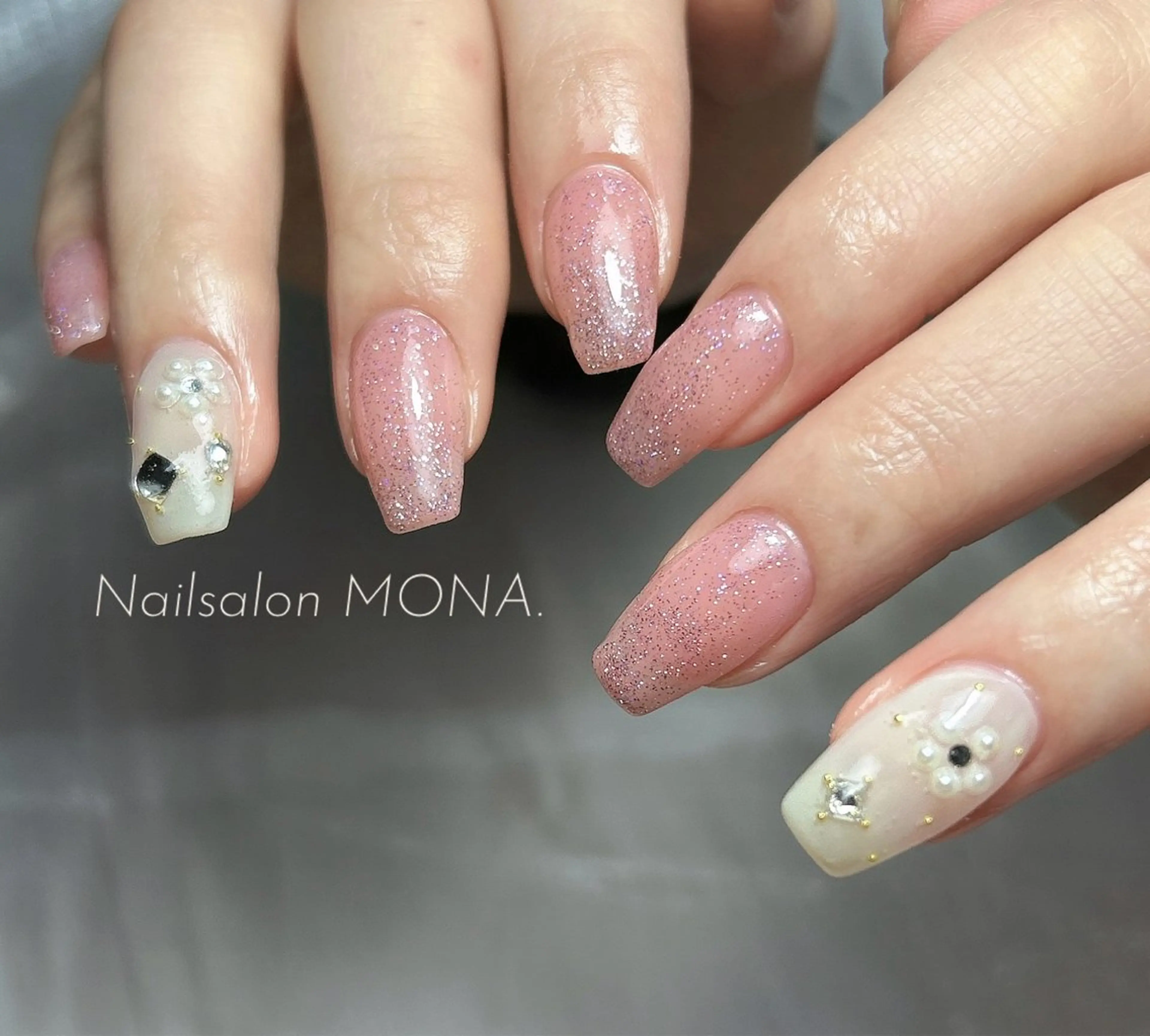 ネイル フラッシュネイル ピンク ストーンネイル ホワイト ハンドネイル Nailsalon MONA.のネイルデザイン
