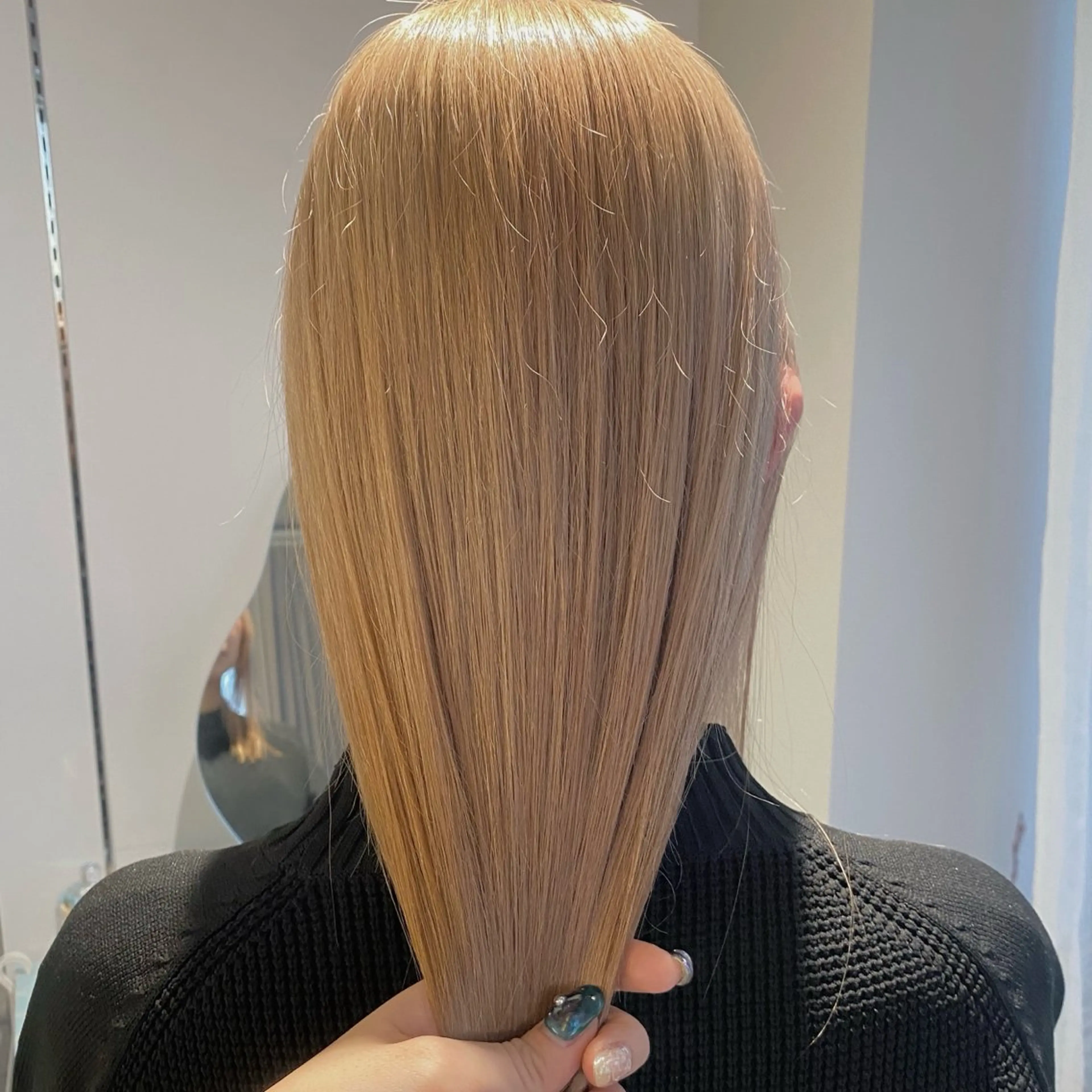 セミロング カラー ベージュカラー ブリーチ ハイトーンカラー ホワイトベージュ カット ヘアカラー トリートメント cipre シンモン チナリのヘアスタイル