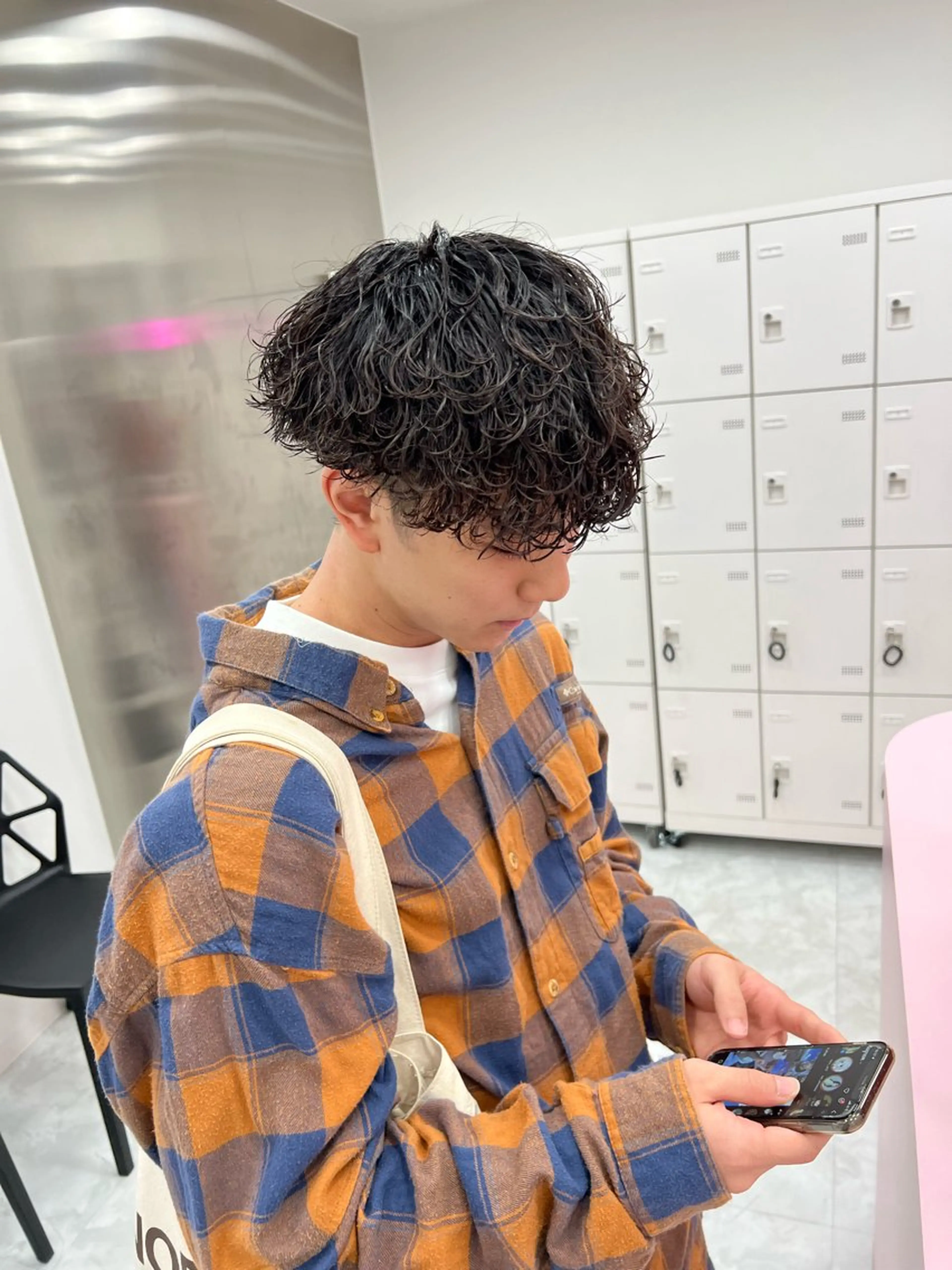 ミディアム パーマ メンズ ミディアムパーマ センターパート メンズ韓国風 韓国マッシュ マッシュウルフ メンズパーマ特化 TAIGAのヘアスタイル