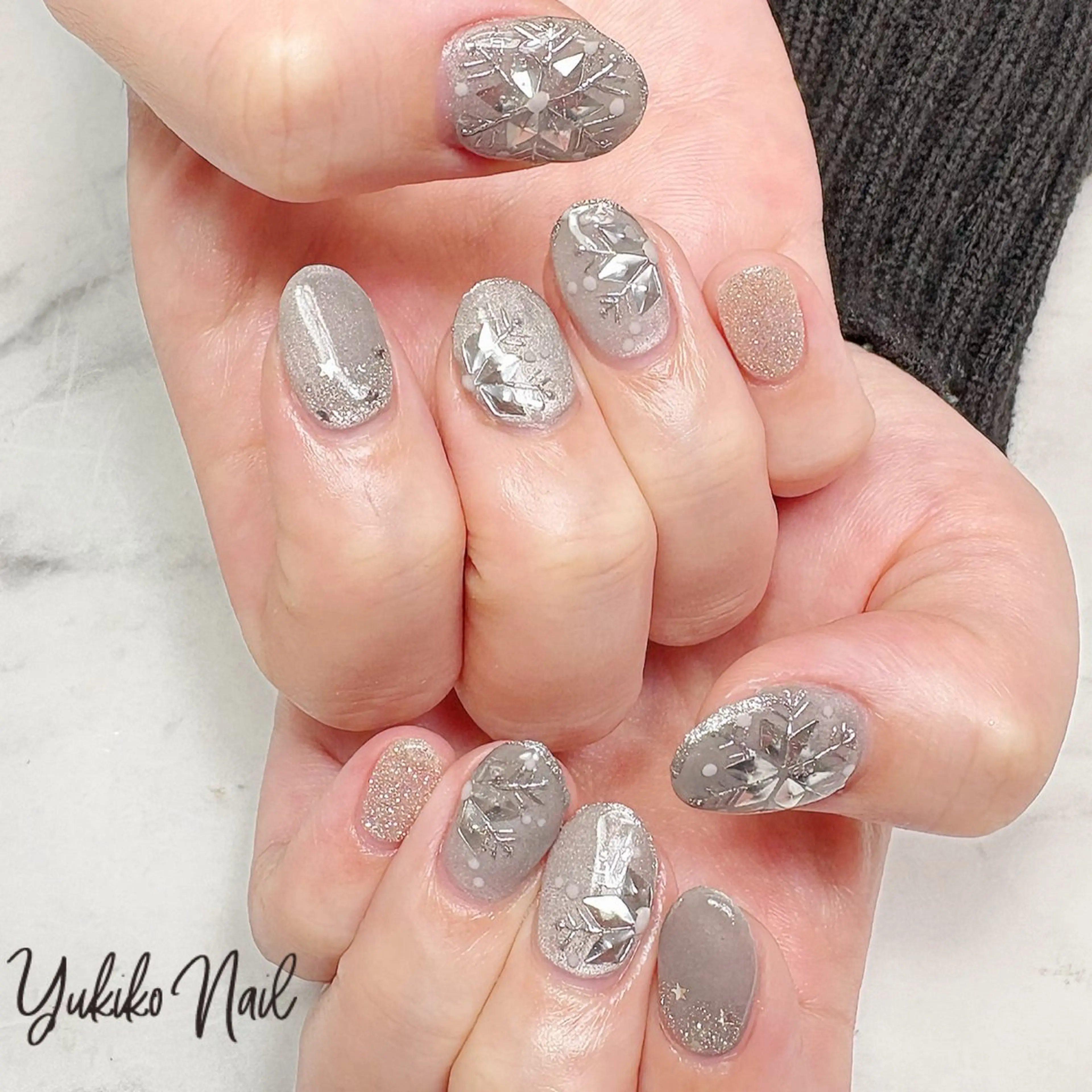 ネイル ホログラムネイル マグネットネイル ミラーネイル シルバー 冬ネイル ハンドネイル ユキコ ネイルのネイルデザイン