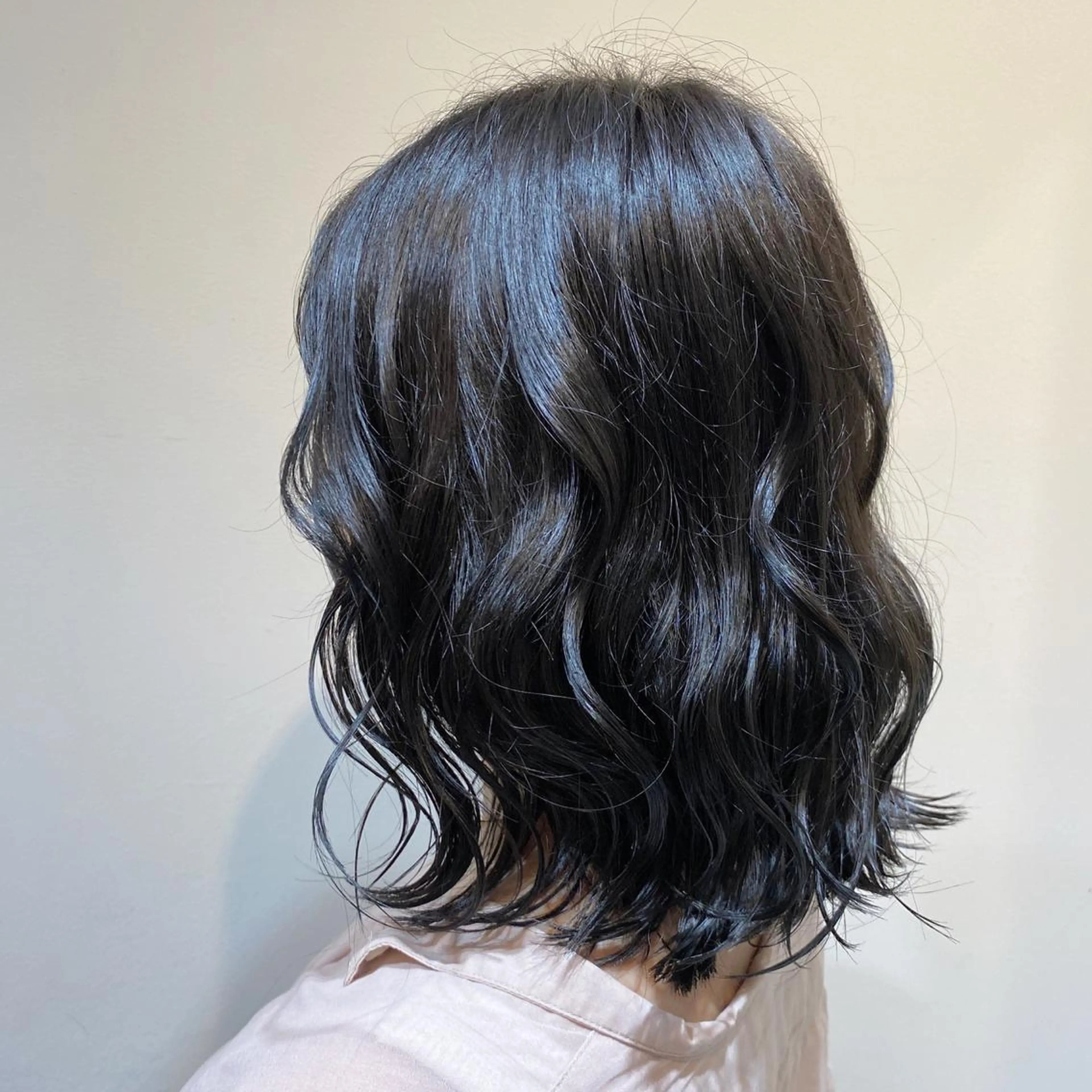 ミディアム カラー ヘアアレンジ ブルーカラー イルミナカラー 伊藤 玲衣のヘアスタイル