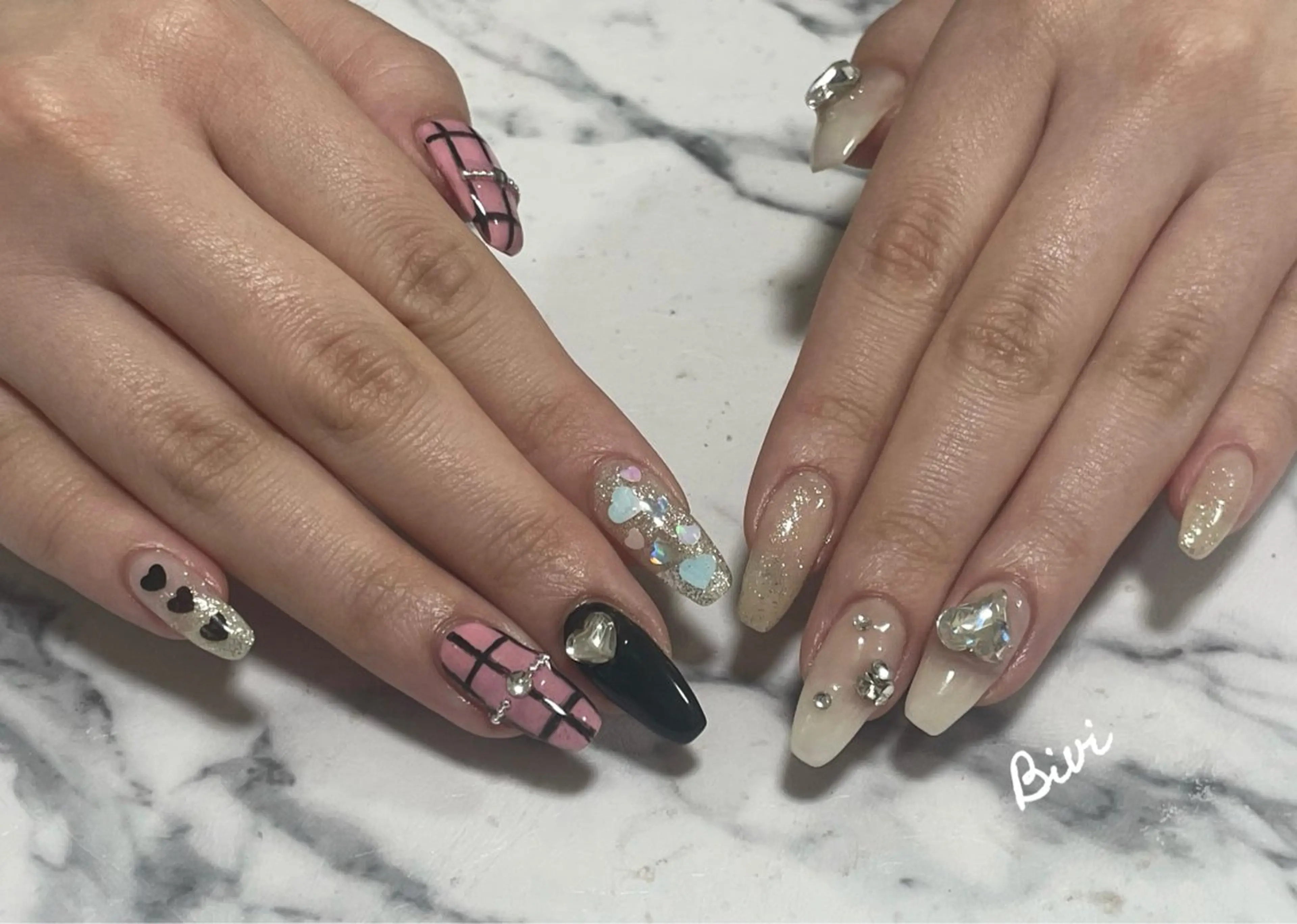 ネイル アートネイル フラッシュネイル ラメ(グリッター) 持ち込み シルバー ハンドネイル ハンドケア ♡Bivi♡自爪に 優しいネイルサロンのネイルデザイン