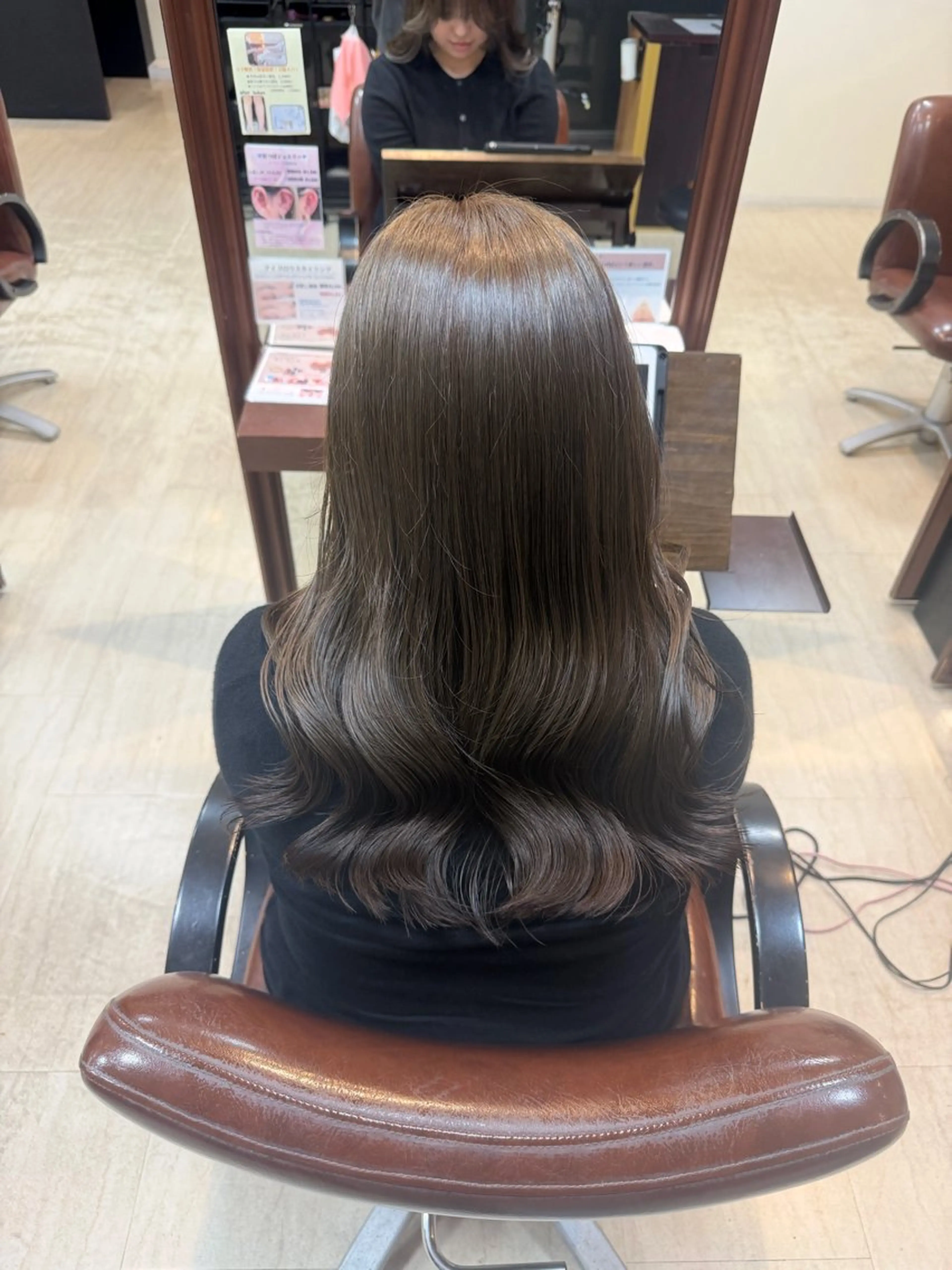 セミロング 岸田 奈々／ 艶髪／トレンドカラーのヘアスタイル