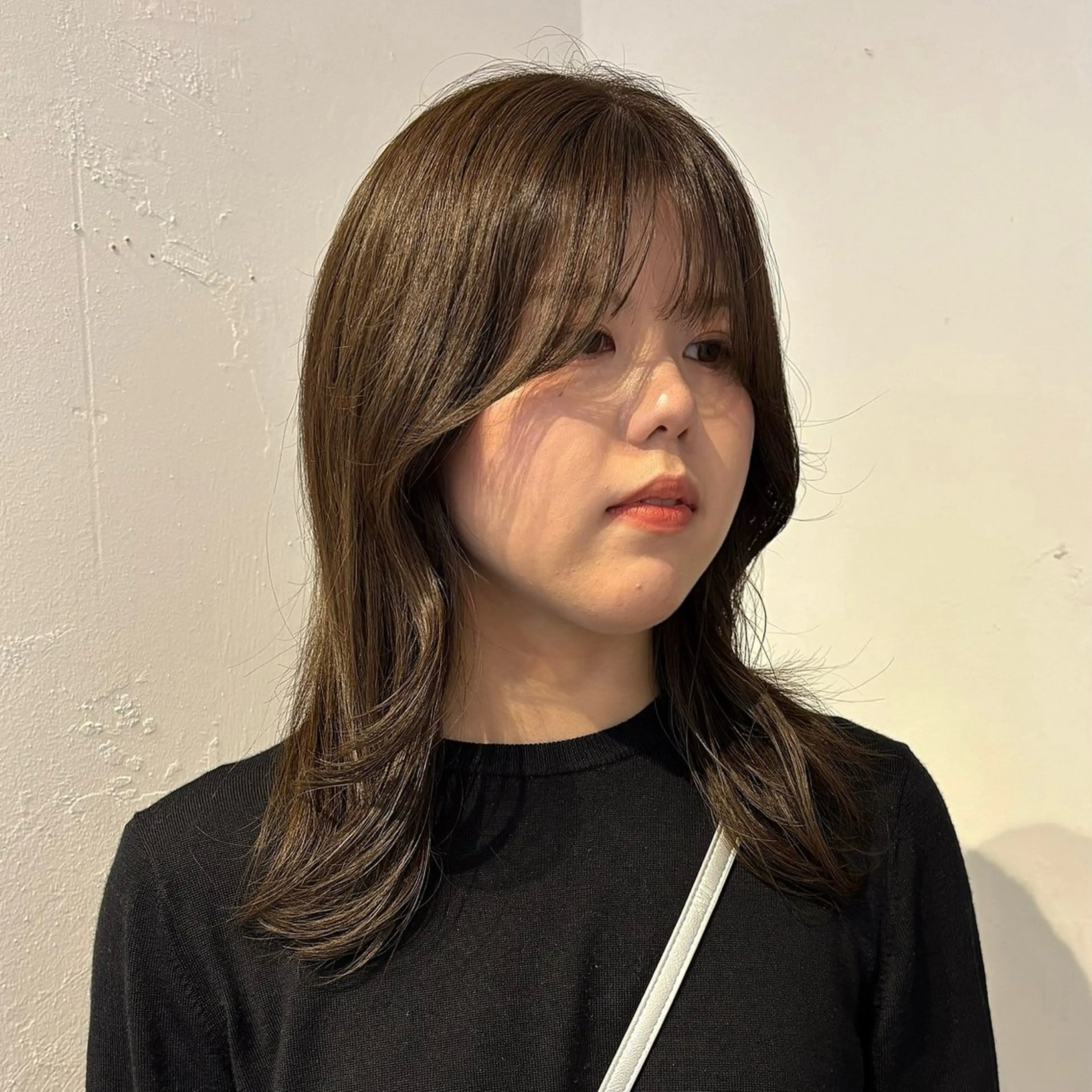 セミロング カラー ベージュカラー オリーブベージュ カット ヘアカラー トリートメント mina / 透明感ベージュカラーのヘアスタイル