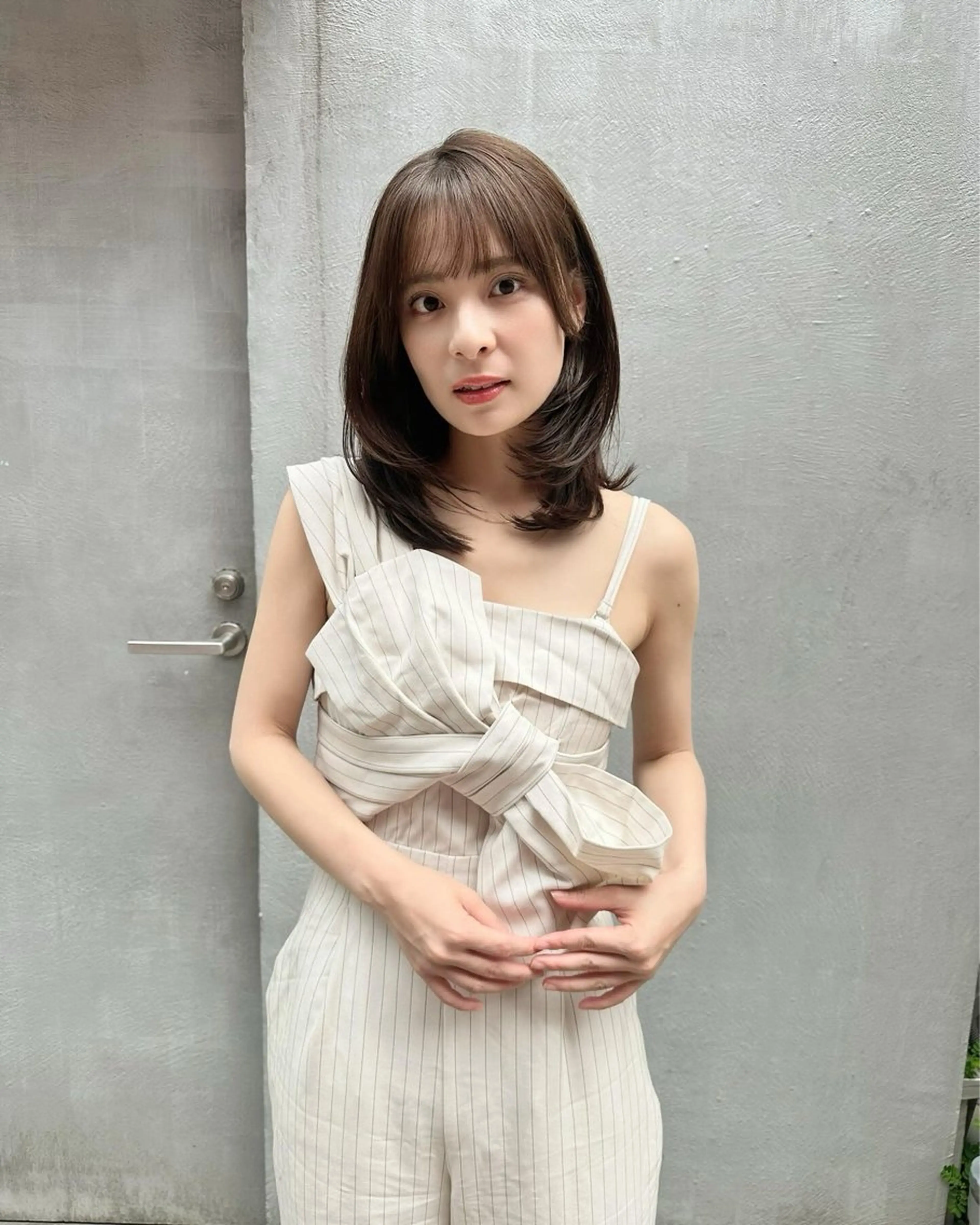ミディアム 顔まわりレイヤー レイヤーカット 鎌倉 彩のヘアスタイル