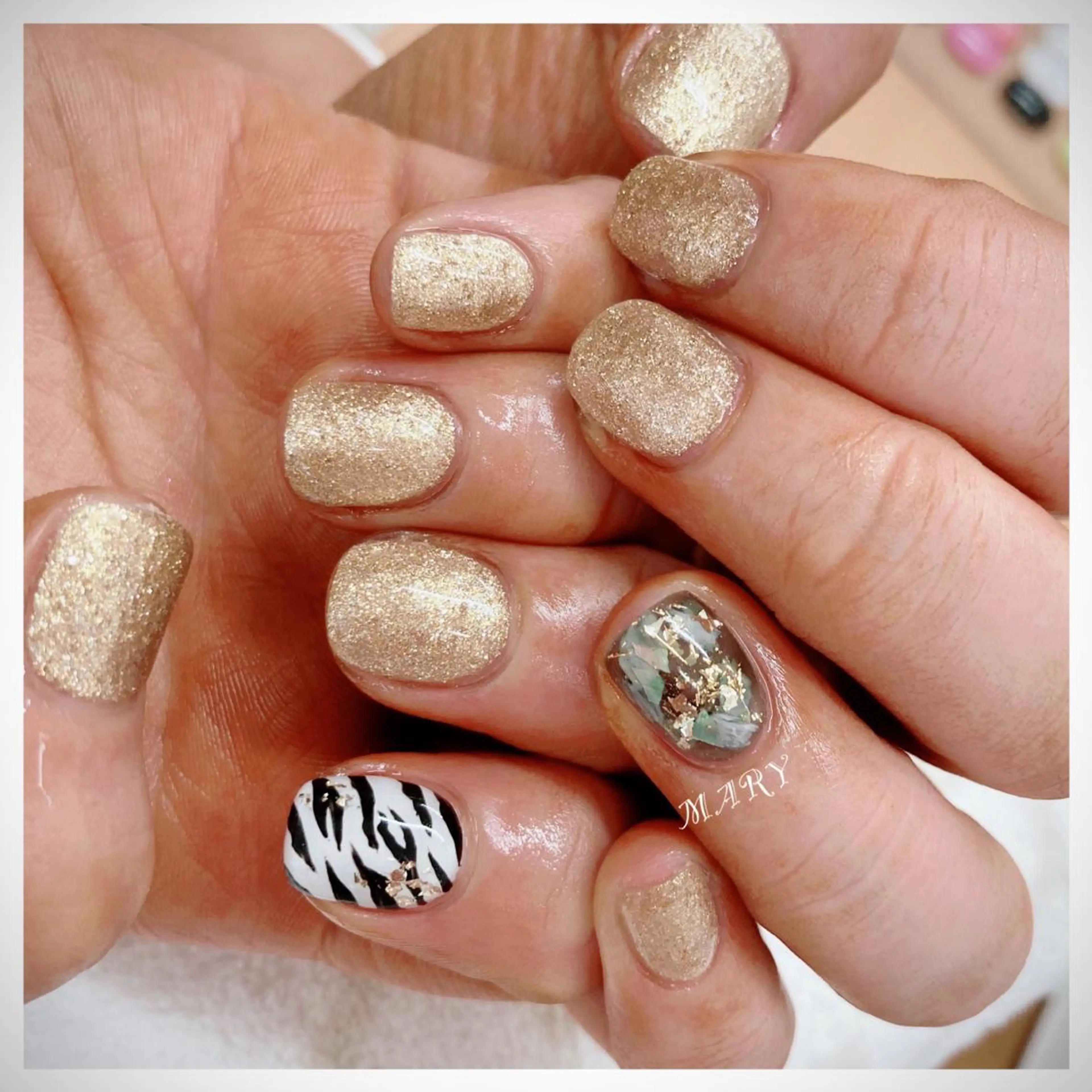 ネイル アニマル柄 アートネイル ゴールド キラキラネイル ニュアンスネイル Mary nail .narumiのネイルデザイン