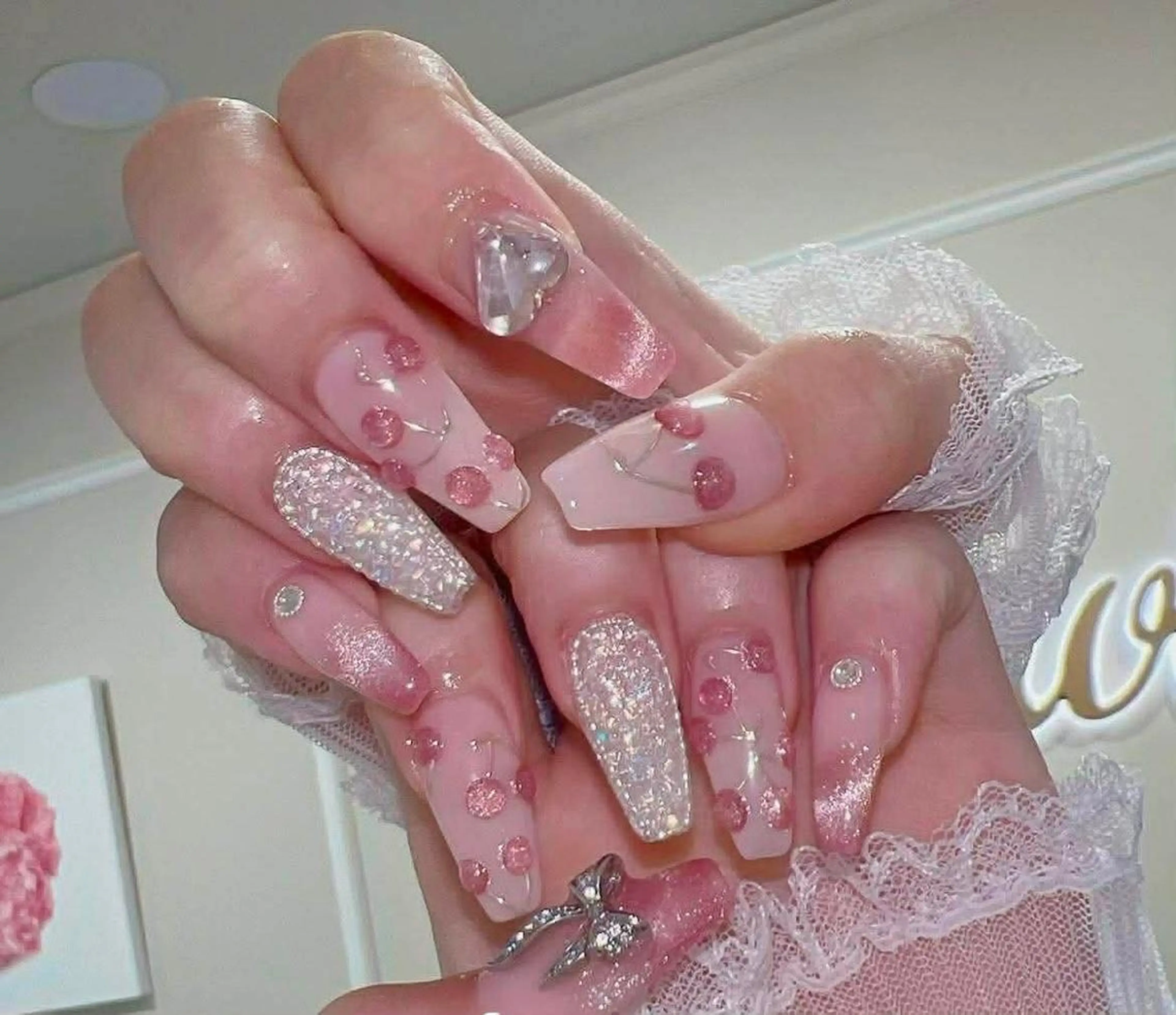 ロング パーマ 韓国風ヘア ニュアンスパーマ ハンドネイル Bling Salonのネイルデザイン