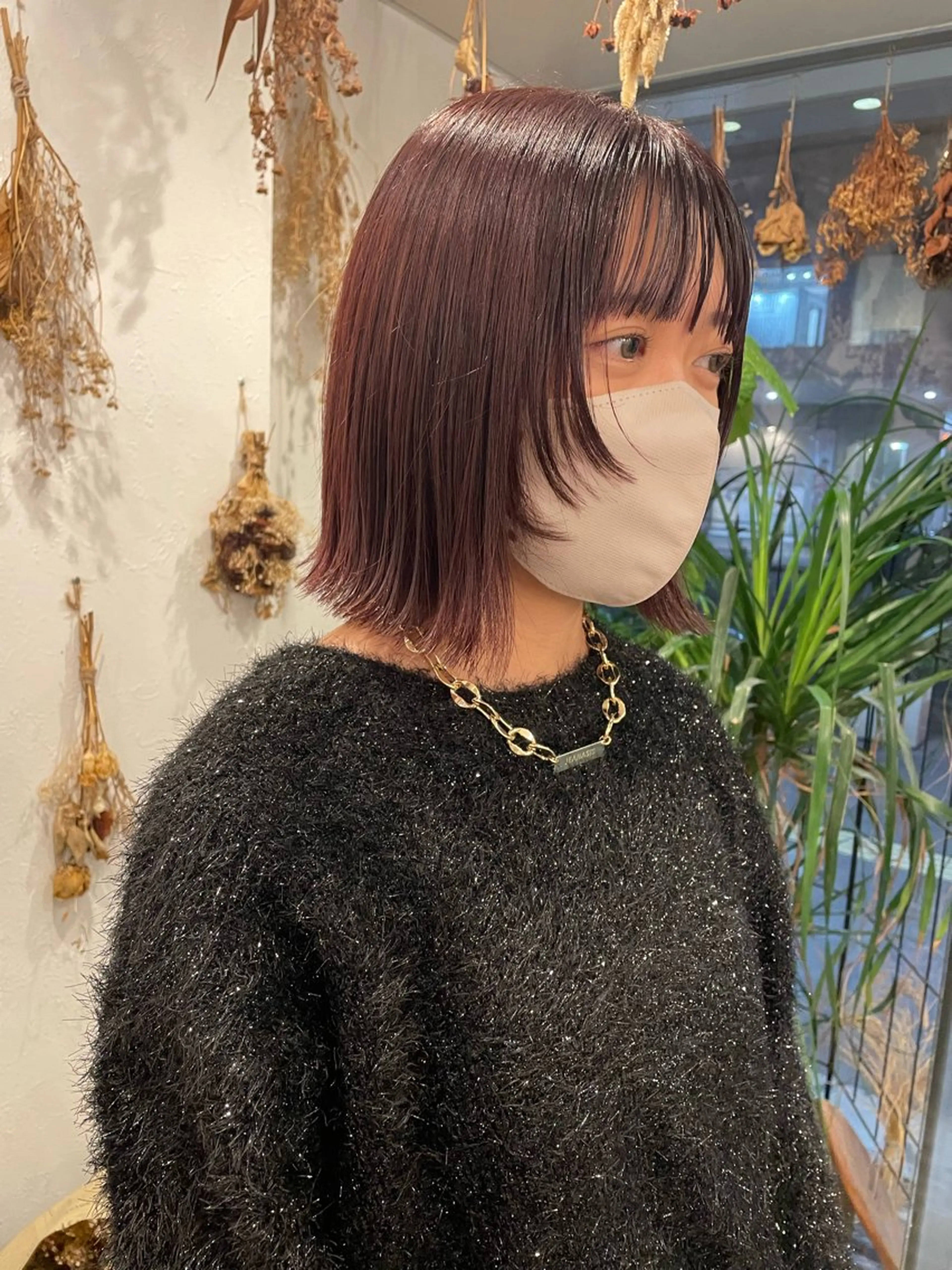 ショート カラー カシス レッドカラー 顔まわりレイヤー レイヤーカット 外ハネヘア カット ヘアカラー トリートメント m ā l o.🌷 サカモトマイコのヘアスタイル