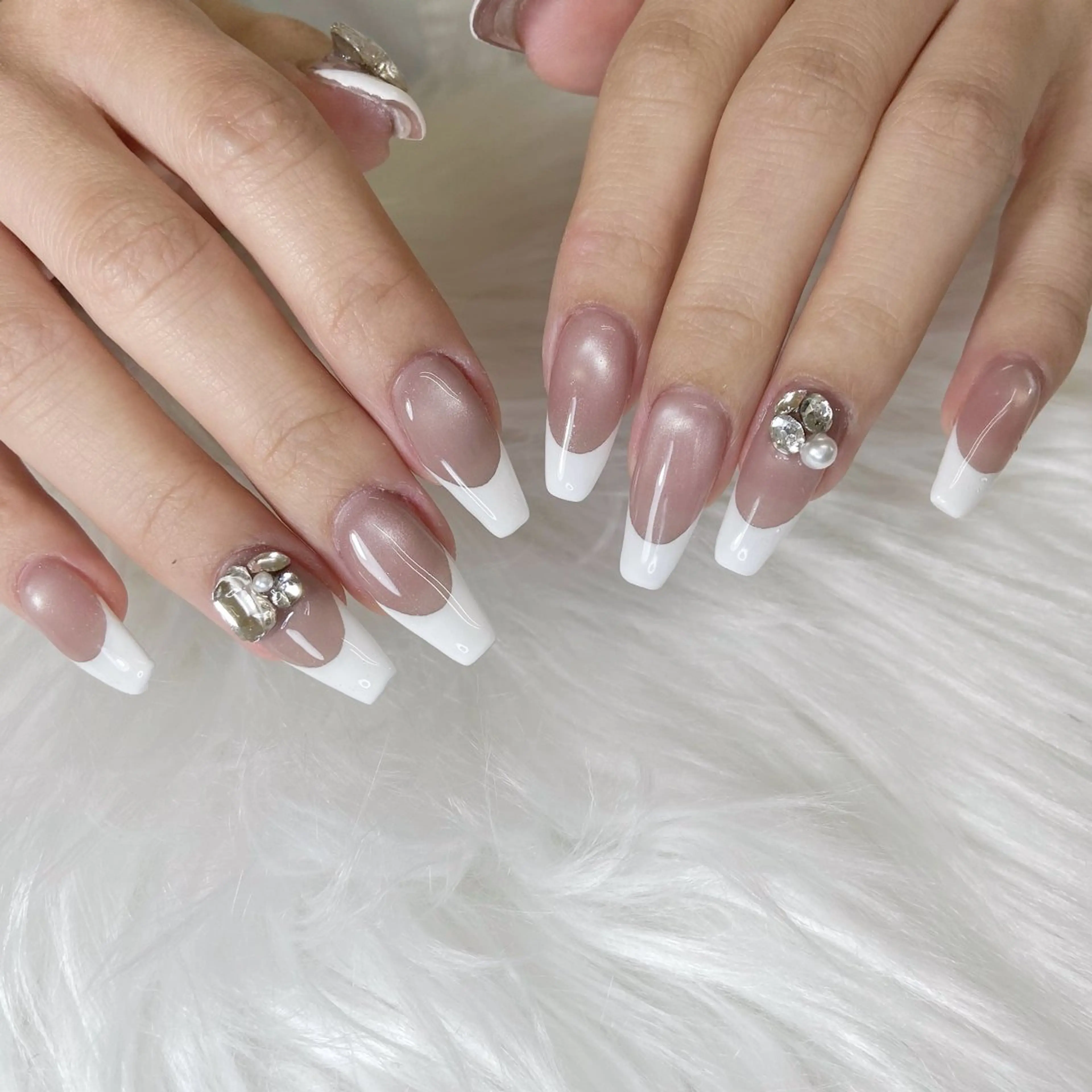 ネイル アートネイル オーロラネイル フレンチネイル ガーリー キラキラネイル ハンドネイル Kanako 💫のネイルデザイン