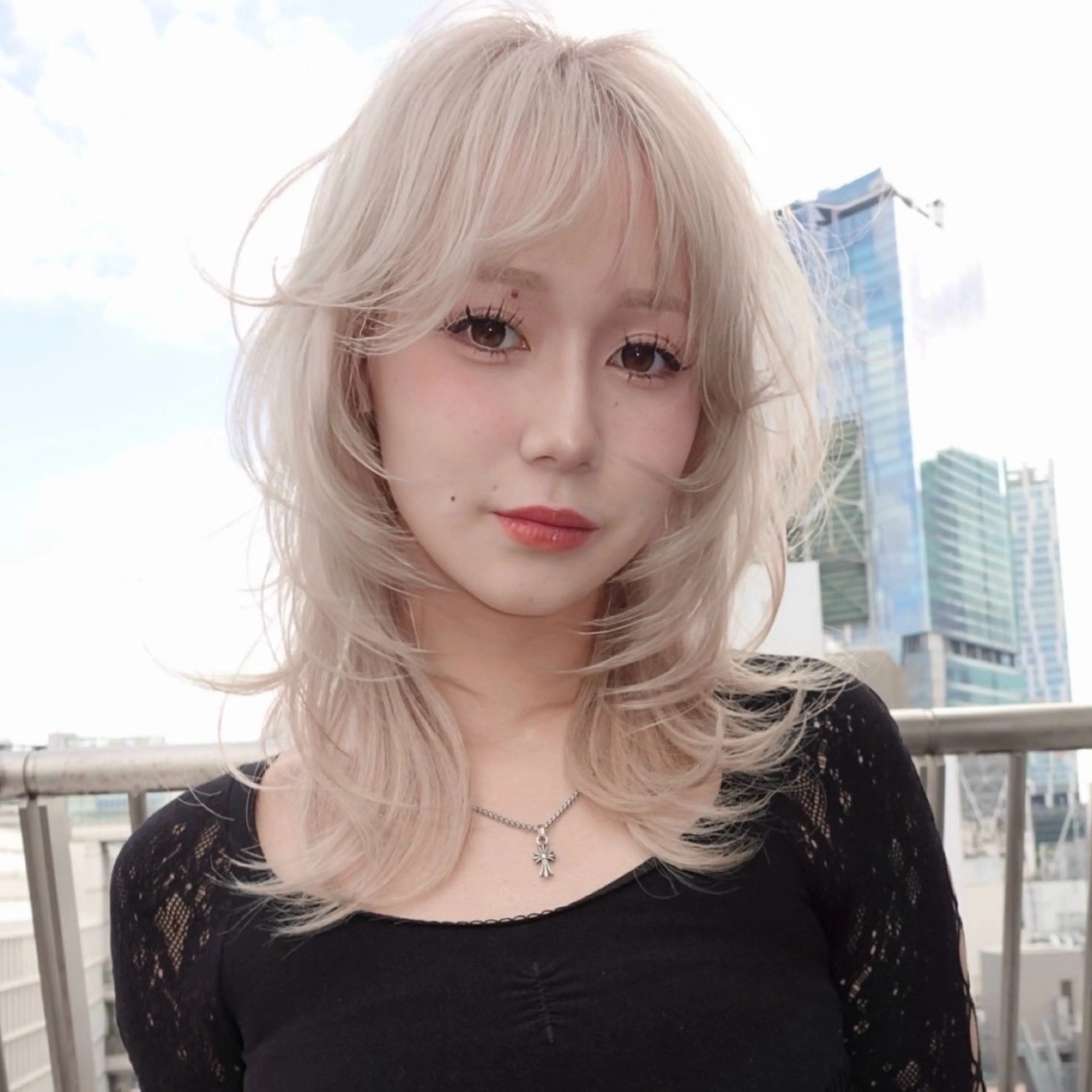 セミロング カラー ブリーチ 顔まわりレイヤー ハッシュカット ハイレイヤー レイヤーカット レイヤーカット ボブ　渋谷のヘアスタイル