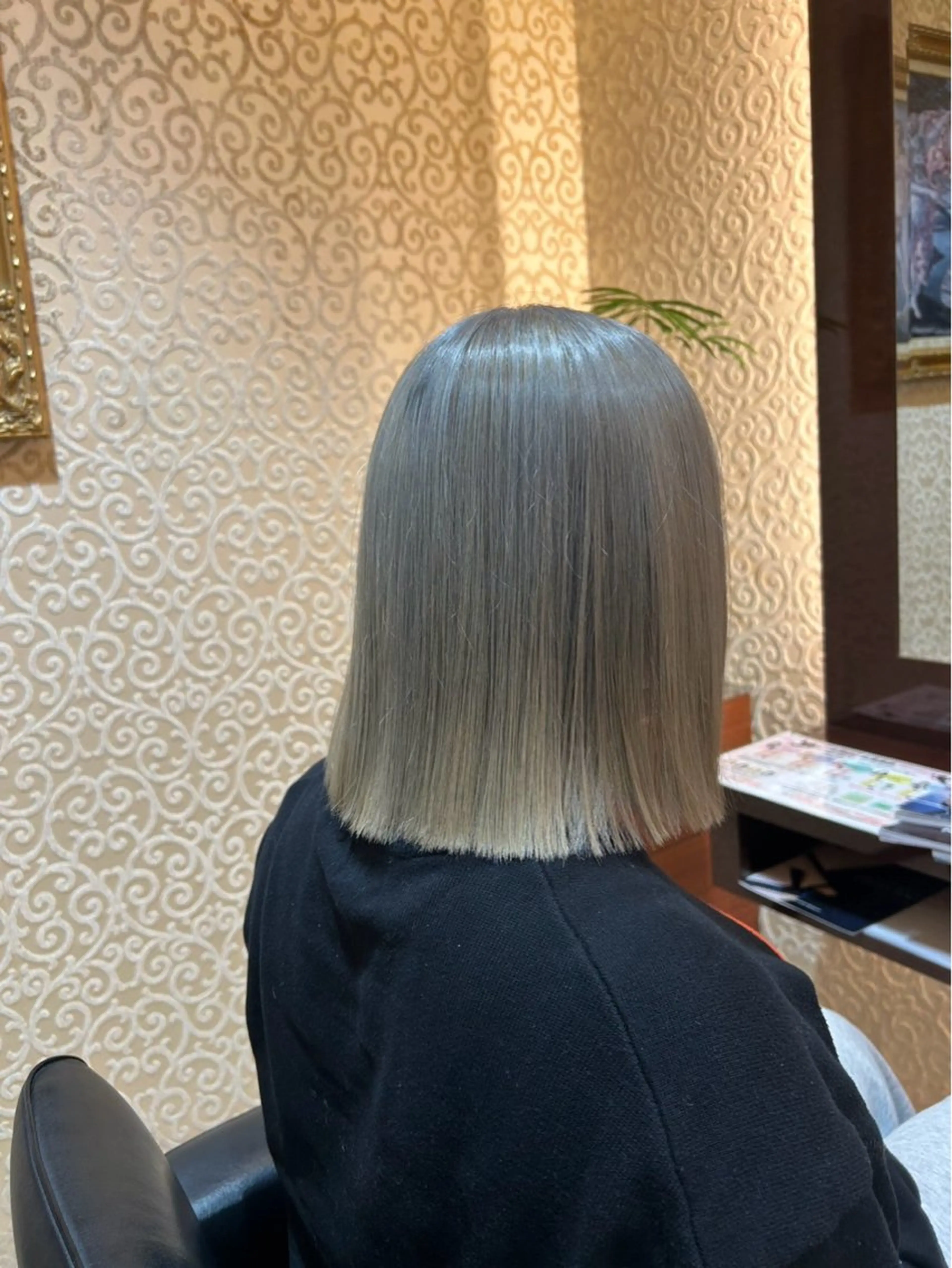 カラー シルバー 郷右近 すずのヘアスタイル