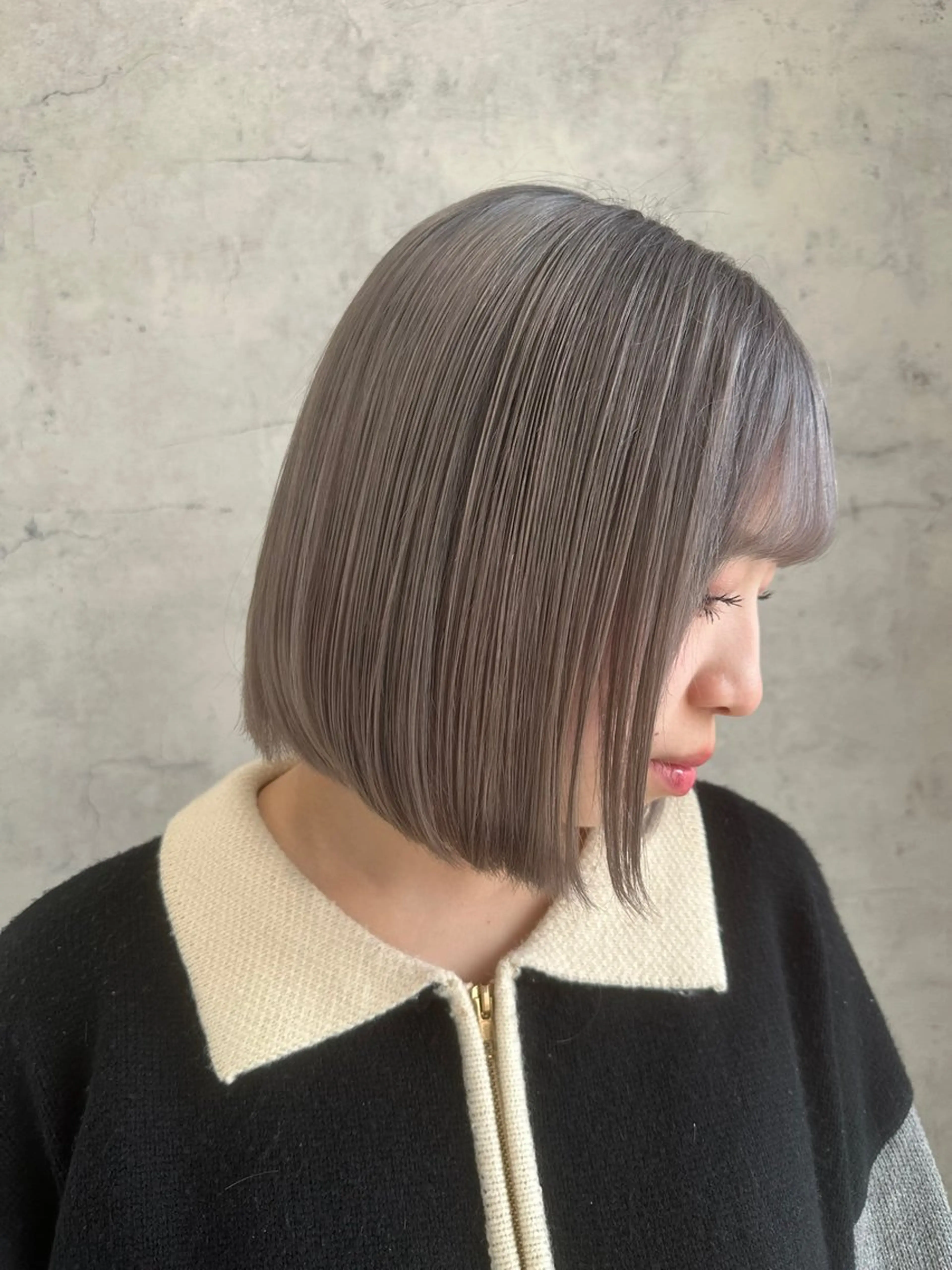 ミディアム カラー ブリーチ シルバー 飯田 冴のヘアスタイル