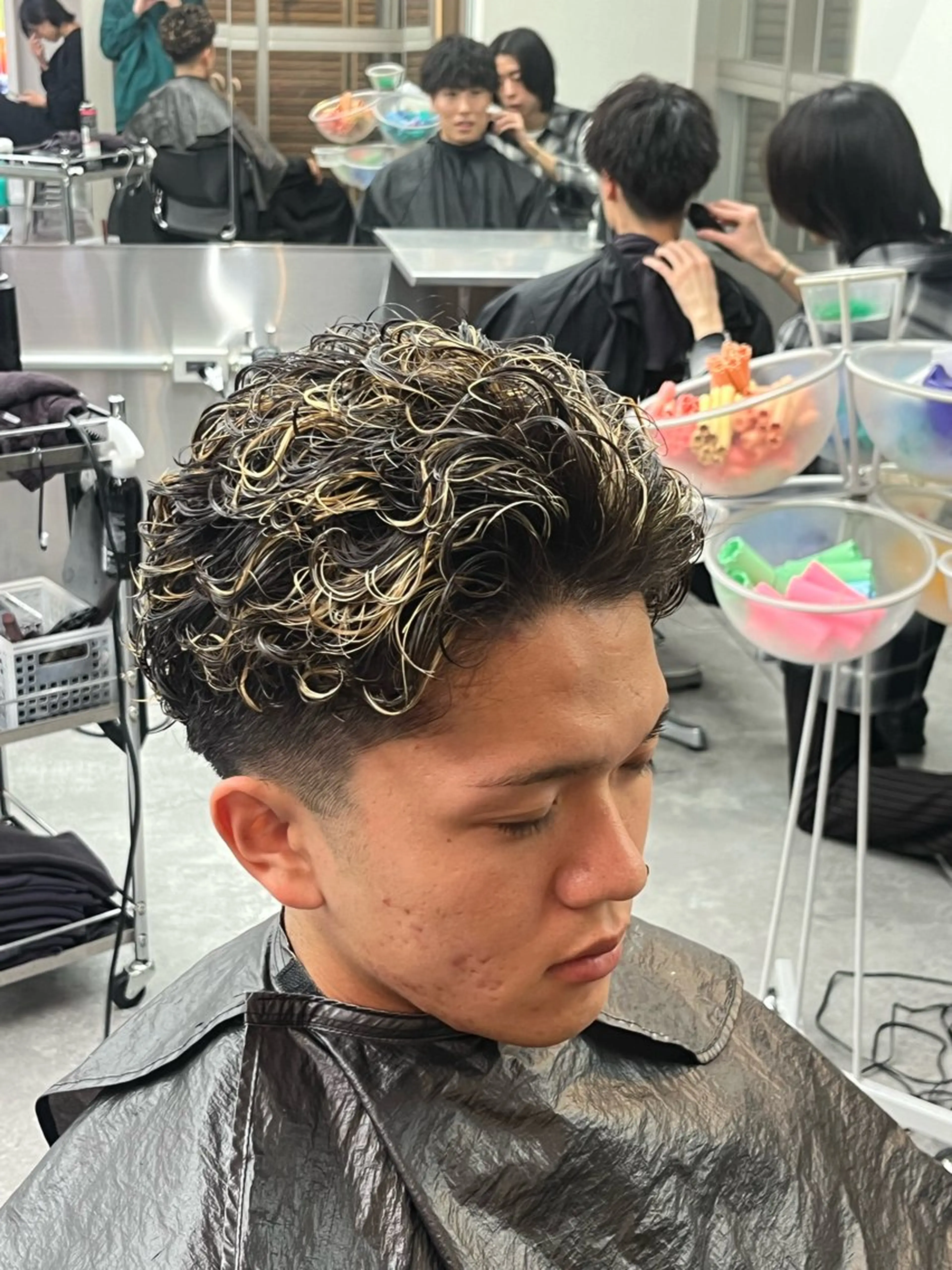 パーマ メンズハイトーン 北斗💍レイヤーのヘアスタイル