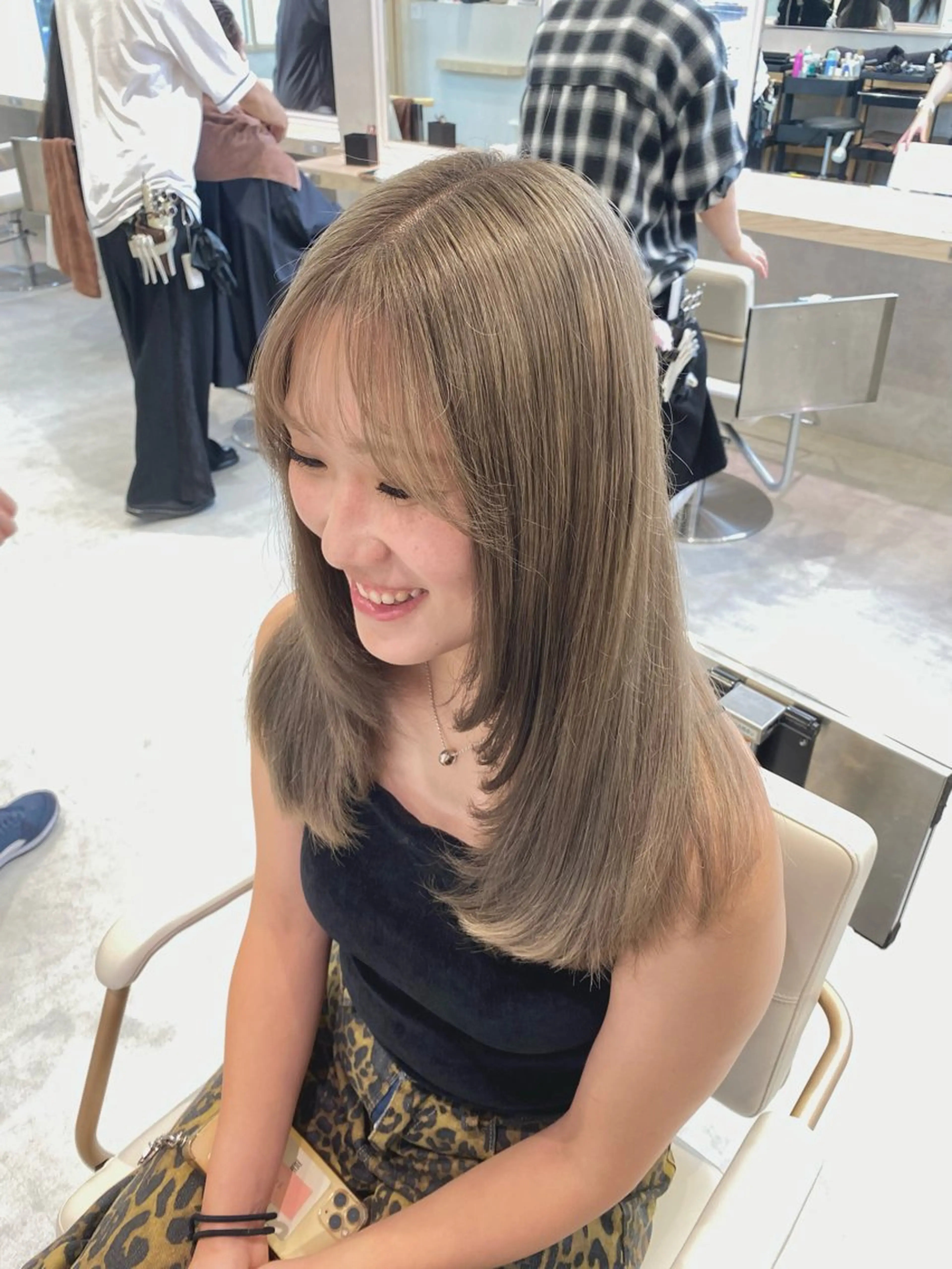 ロング カラー ベージュカラー ブリーチ ミルクティーベージュ 顔周りカット レイヤーカット カット ヘアカラー トリートメント 低ダメージ施術/ 🐮牛木 史裕🐮のヘアスタイル