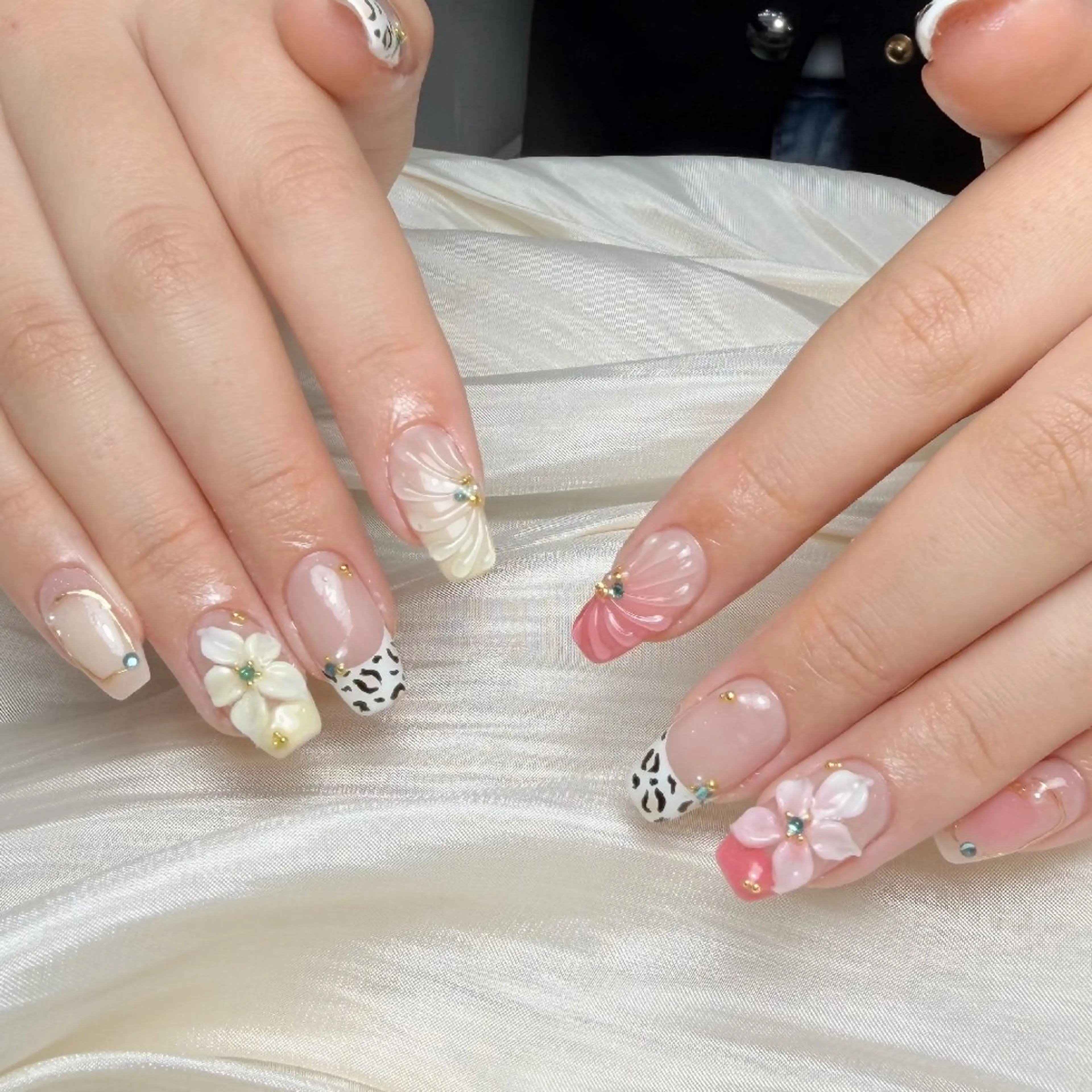 ネイル チークネイル フレンチネイル ジェルネイル ガーリー キラキラネイル ハンドネイル UM Nail Salonのネイルデザイン