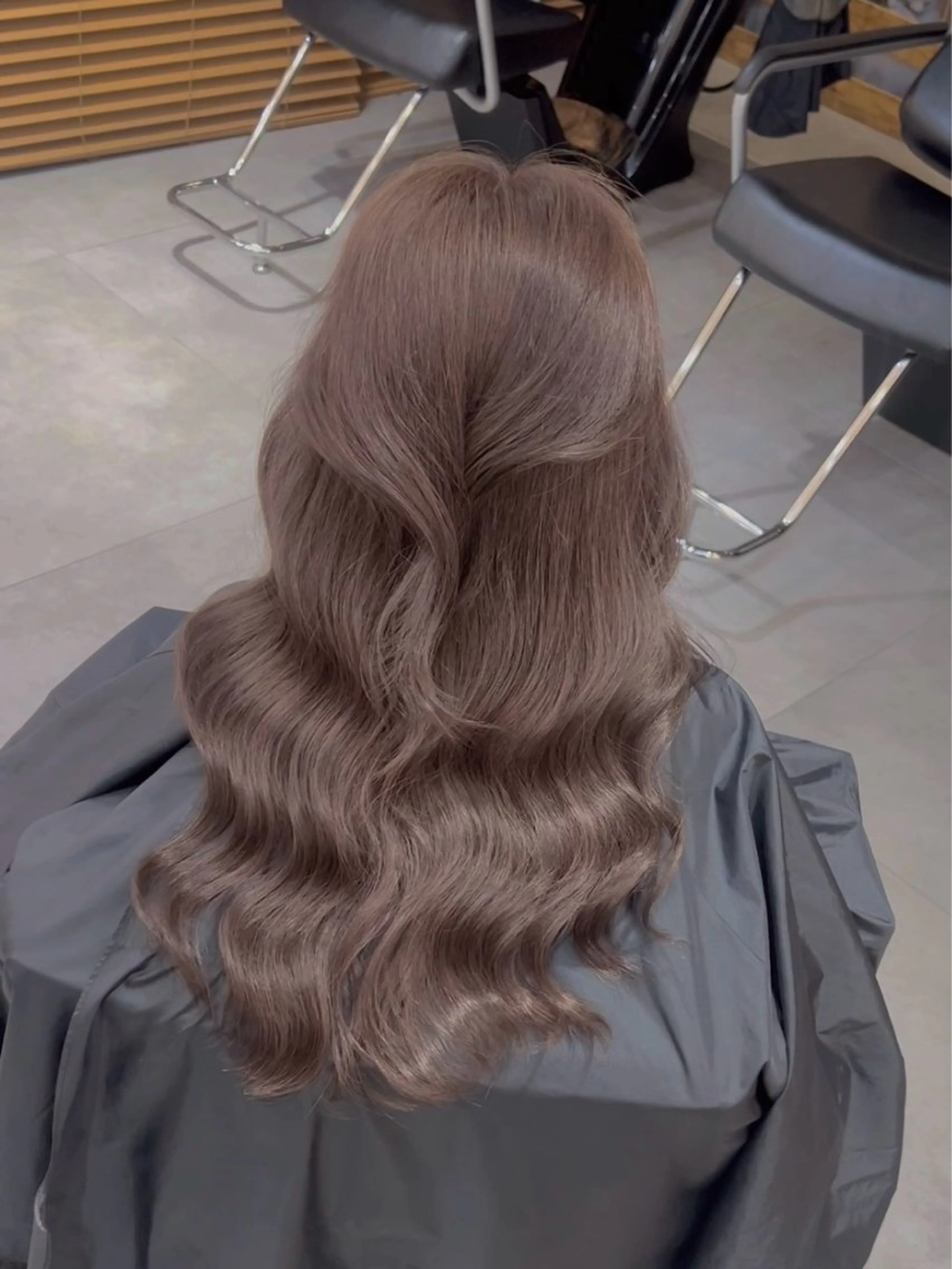 ロング カラー パーマ アッシュ アッシュグレー アッシュグレージュ ベージュカラー 黒髪 カット ヘアカラー トリートメント akira｜ 透明感ベージュ｜梅田のヘアスタイル