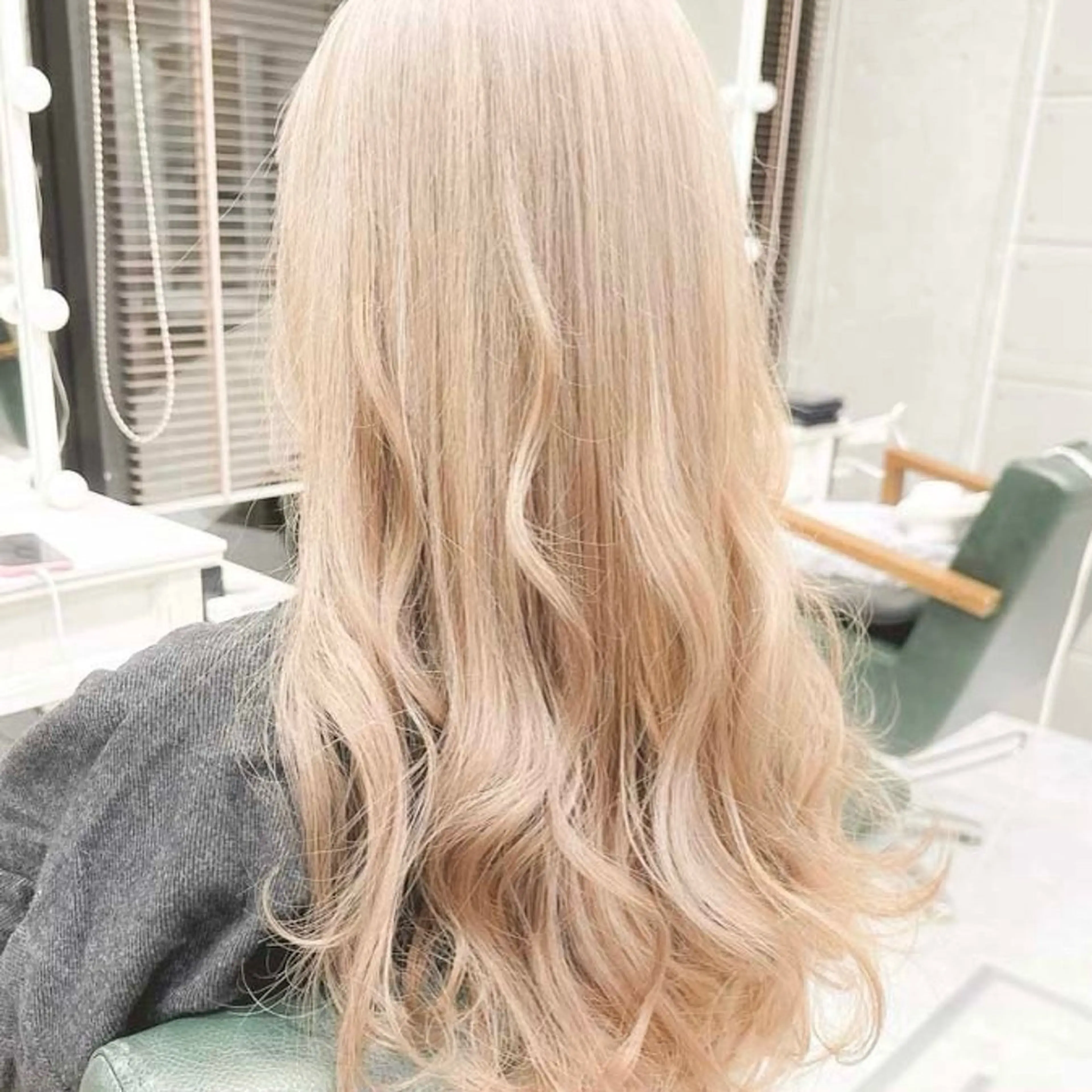 ロング カラー ベージュカラー ブリーチ デザインカラー ハイトーンカラー ミルクティーベージュ ヘアカラー トリートメント DAYS Men’sのヘアスタイル