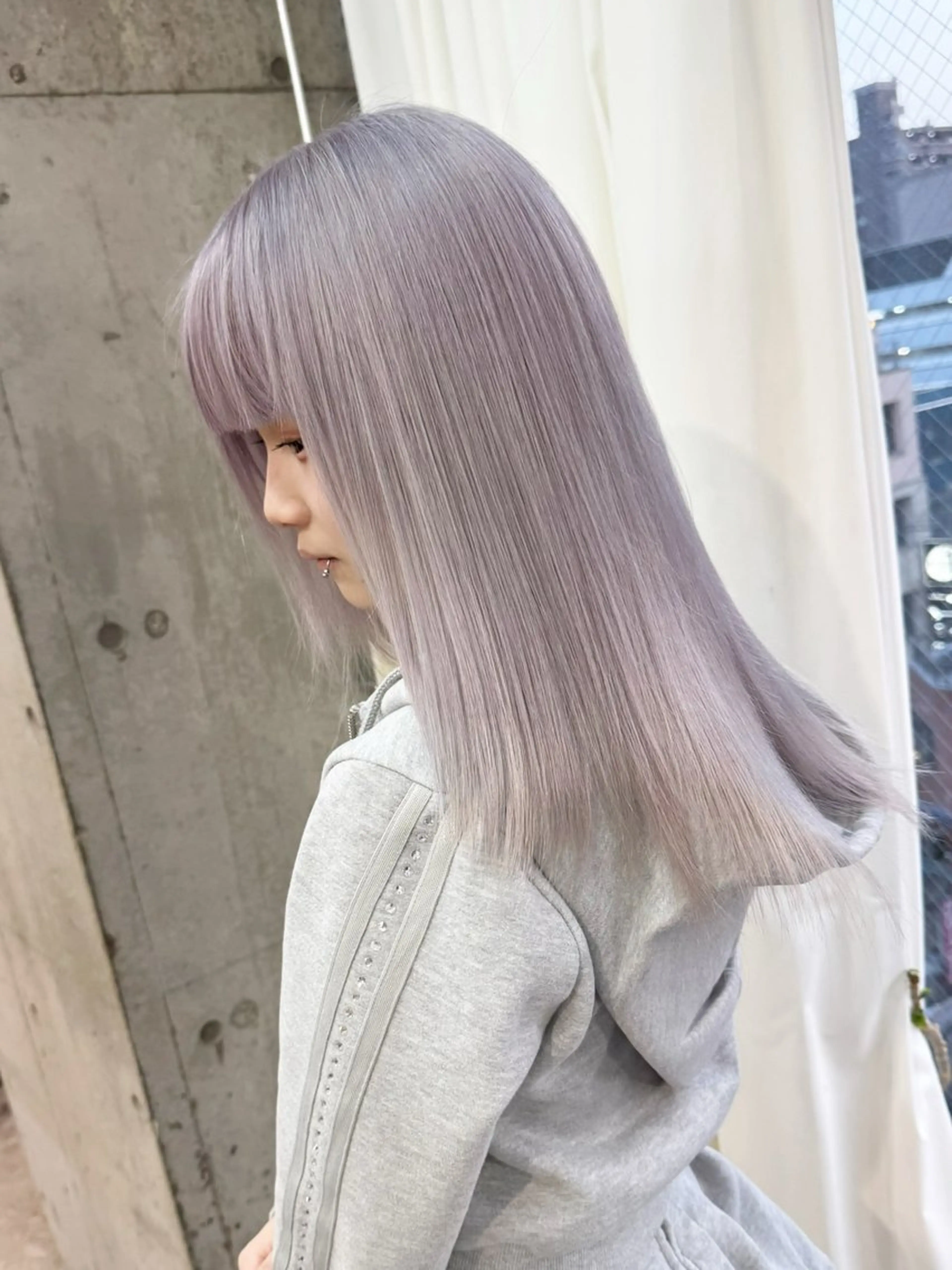 ロング カラー ヘアアレンジ シルバー ホワイトシルバー ヘアカラー トリートメント lani ブリーチ /ダブルカラーのヘアスタイル