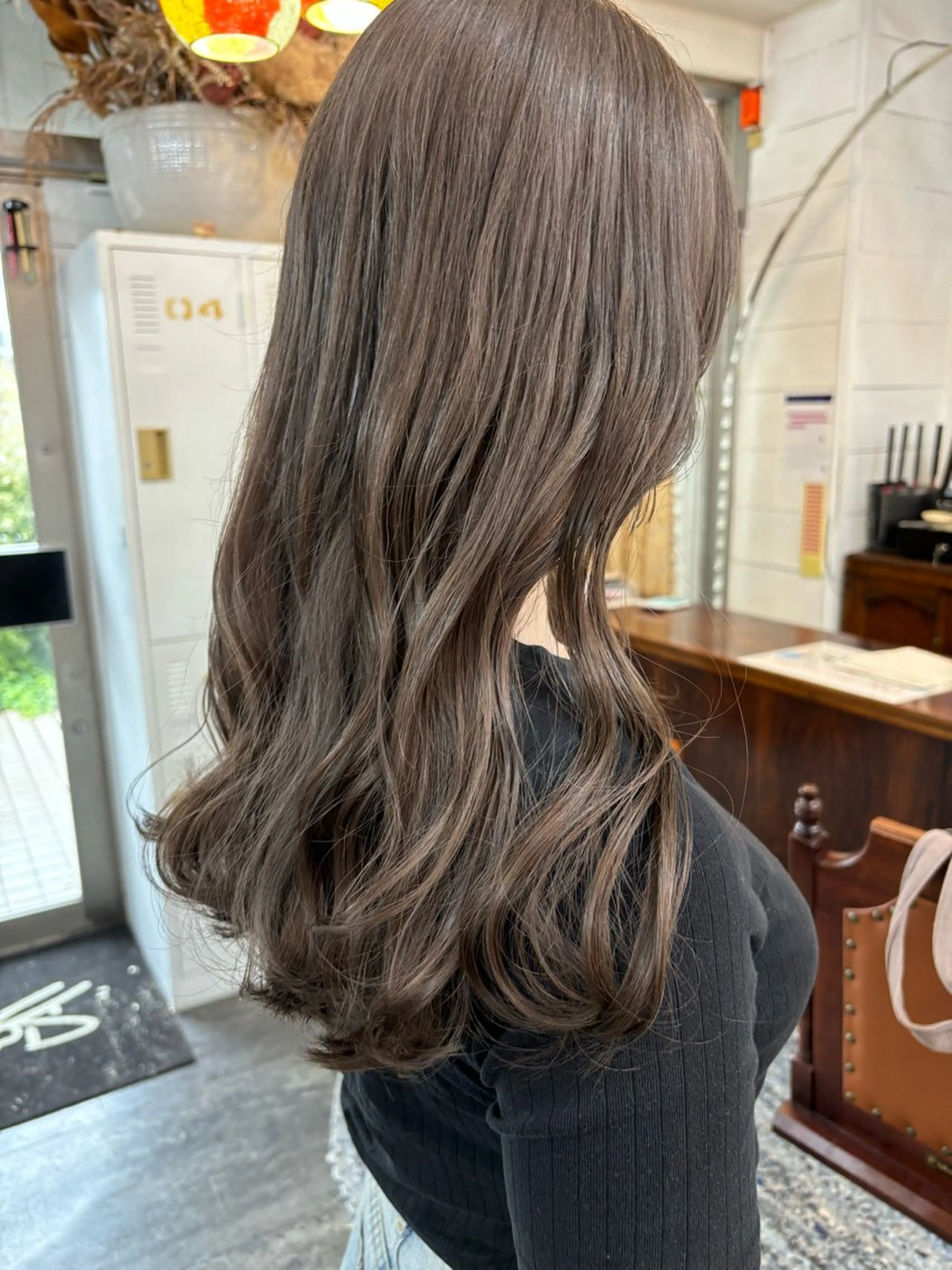 ロング カラー グレージュ ラベンダーカラー ラベンダーグレージュ ラベンダーグレー LOMARLIE JURIAのヘアスタイル