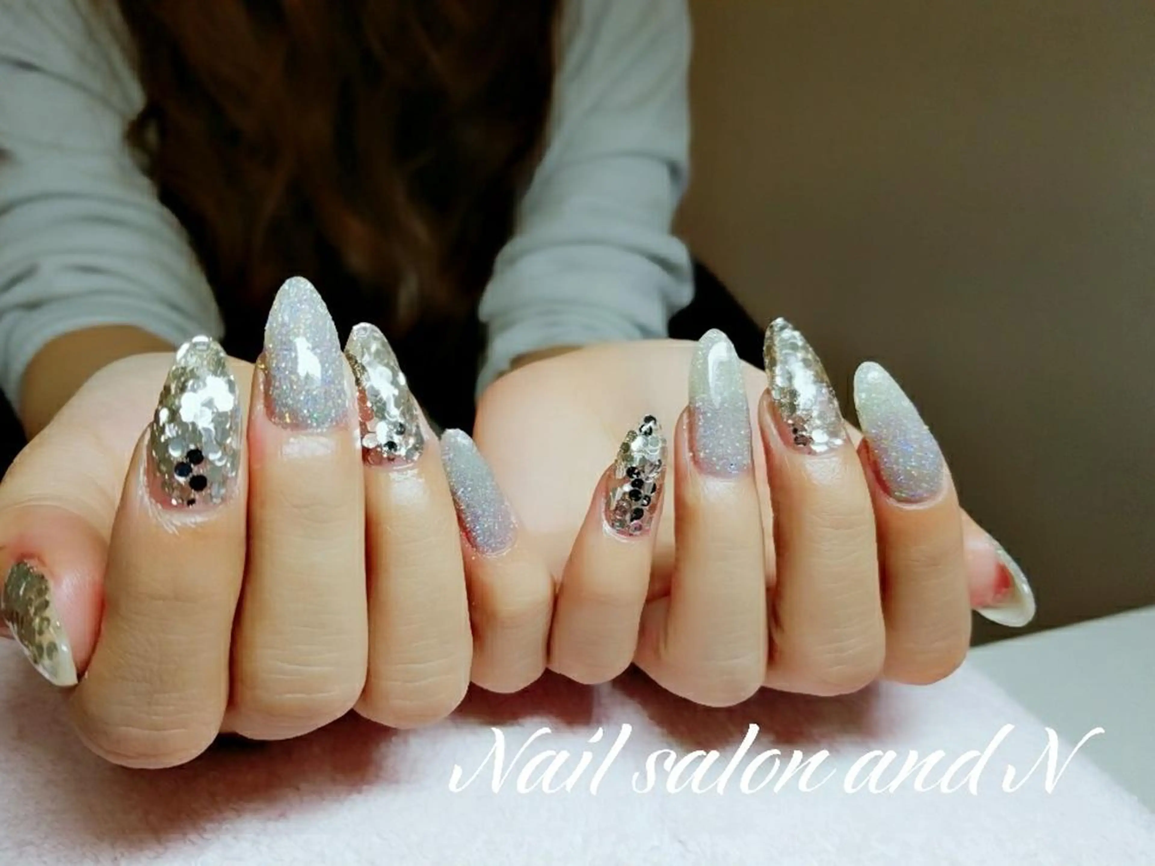 ネイル ホログラムネイル ラメ(グリッター) スカルプネイル シルバー and Nのネイルデザイン