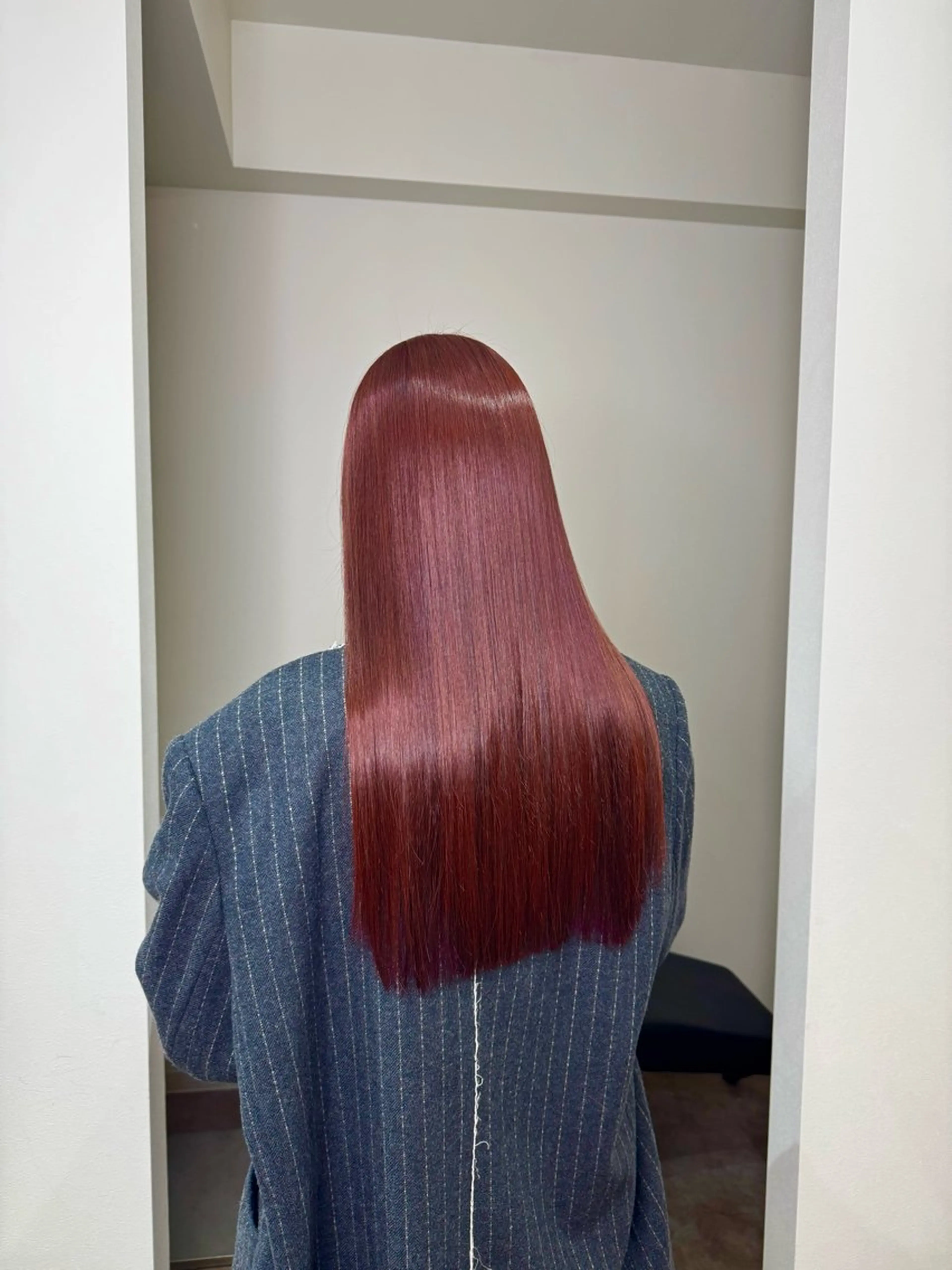 ロング カラー ブリーチ ブリーチなしカラー レッドカラー 大人な抜け感レイヤー remi🖤のヘアスタイル
