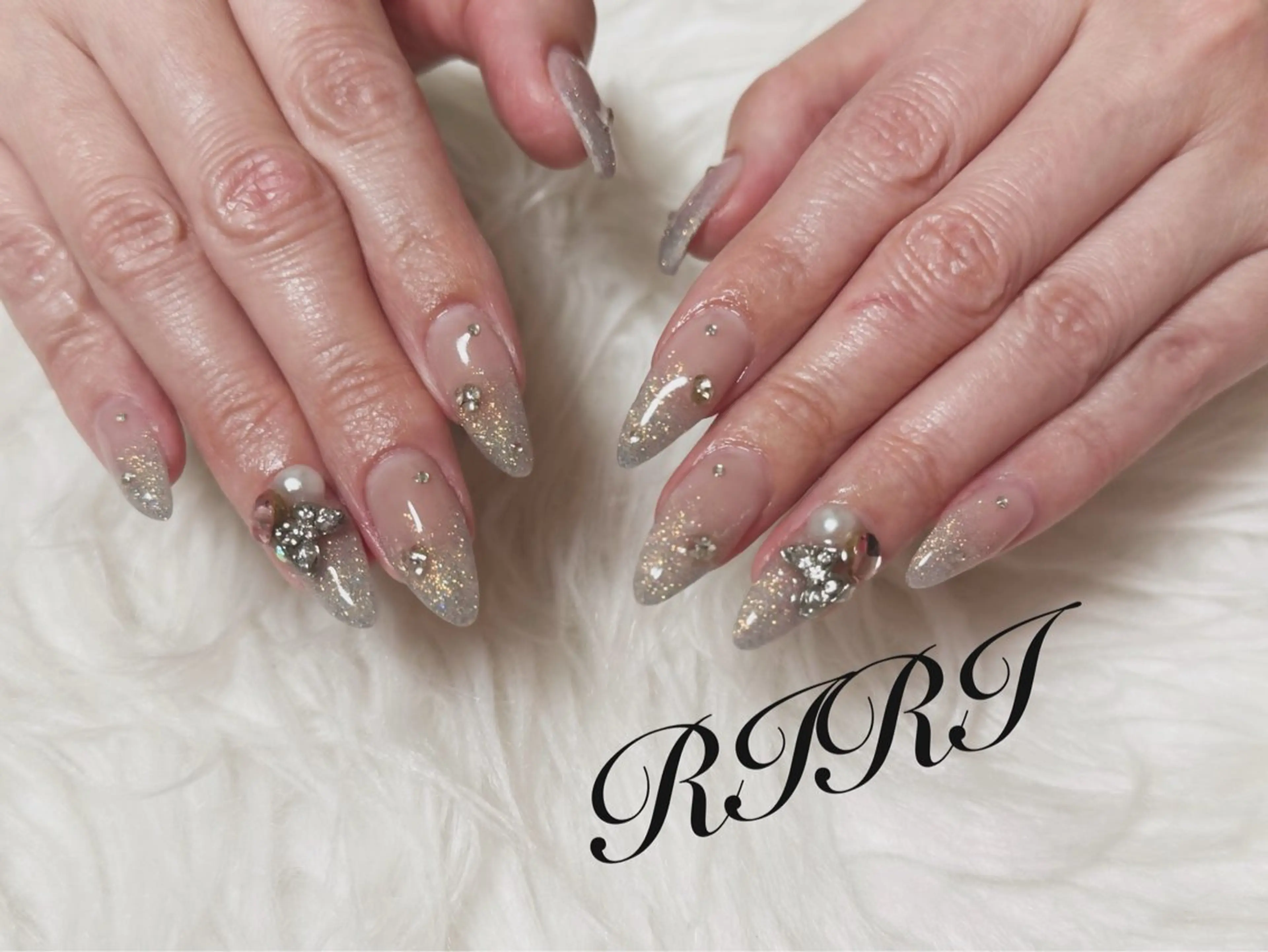 ネイル ジェルネイル グラデーション キラキラネイル ラメ(グリッター) ラメグラデーション ハンドネイル riri オーナーのネイルデザイン
