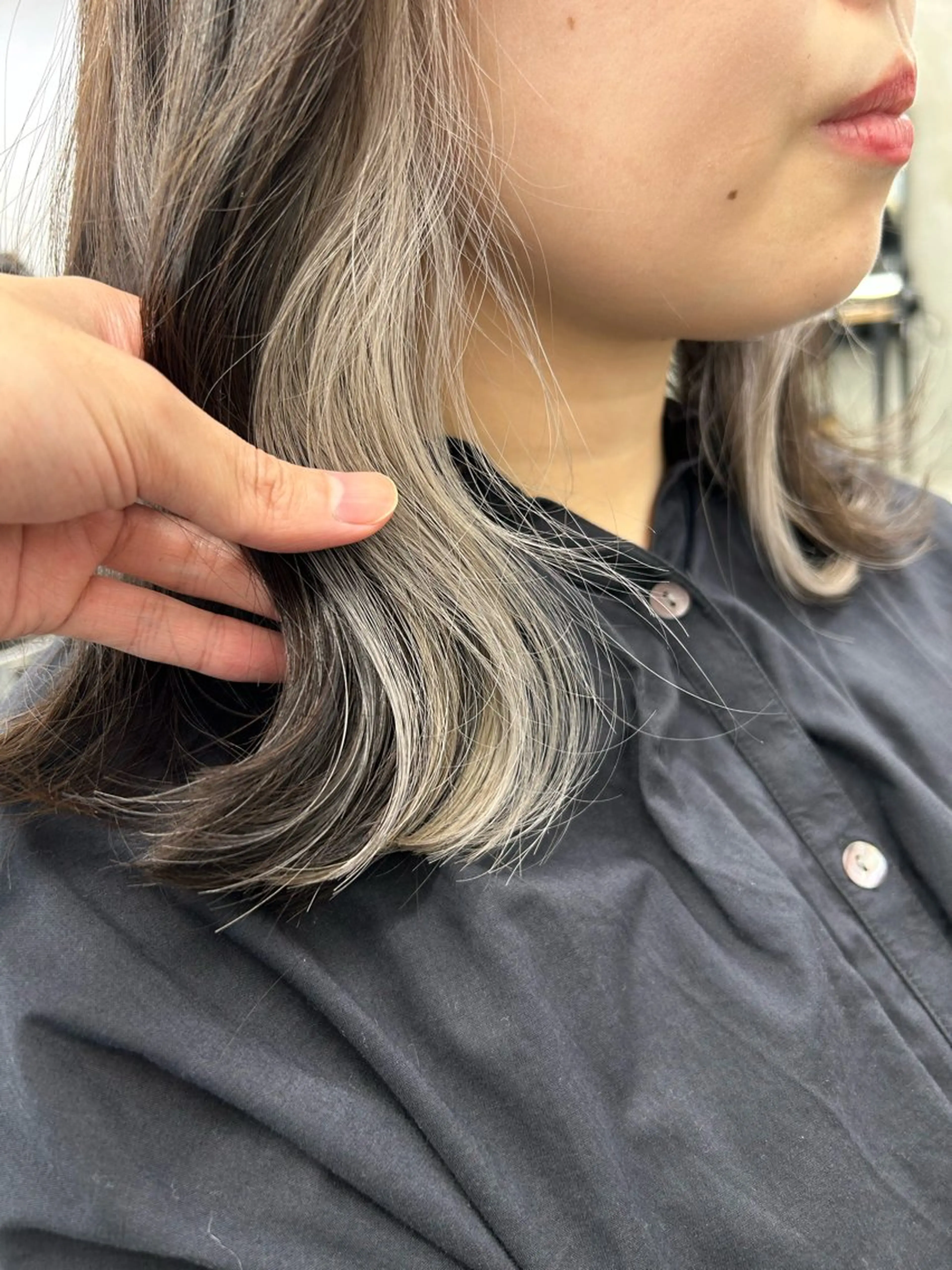 ミディアム カラー ベージュカラー イヤリングカラー インナーカラー ホワイトベージュ トリートメント ヘアカラー トリートメント ヘアセット RYOSUKE ハイトーンのヘアスタイル