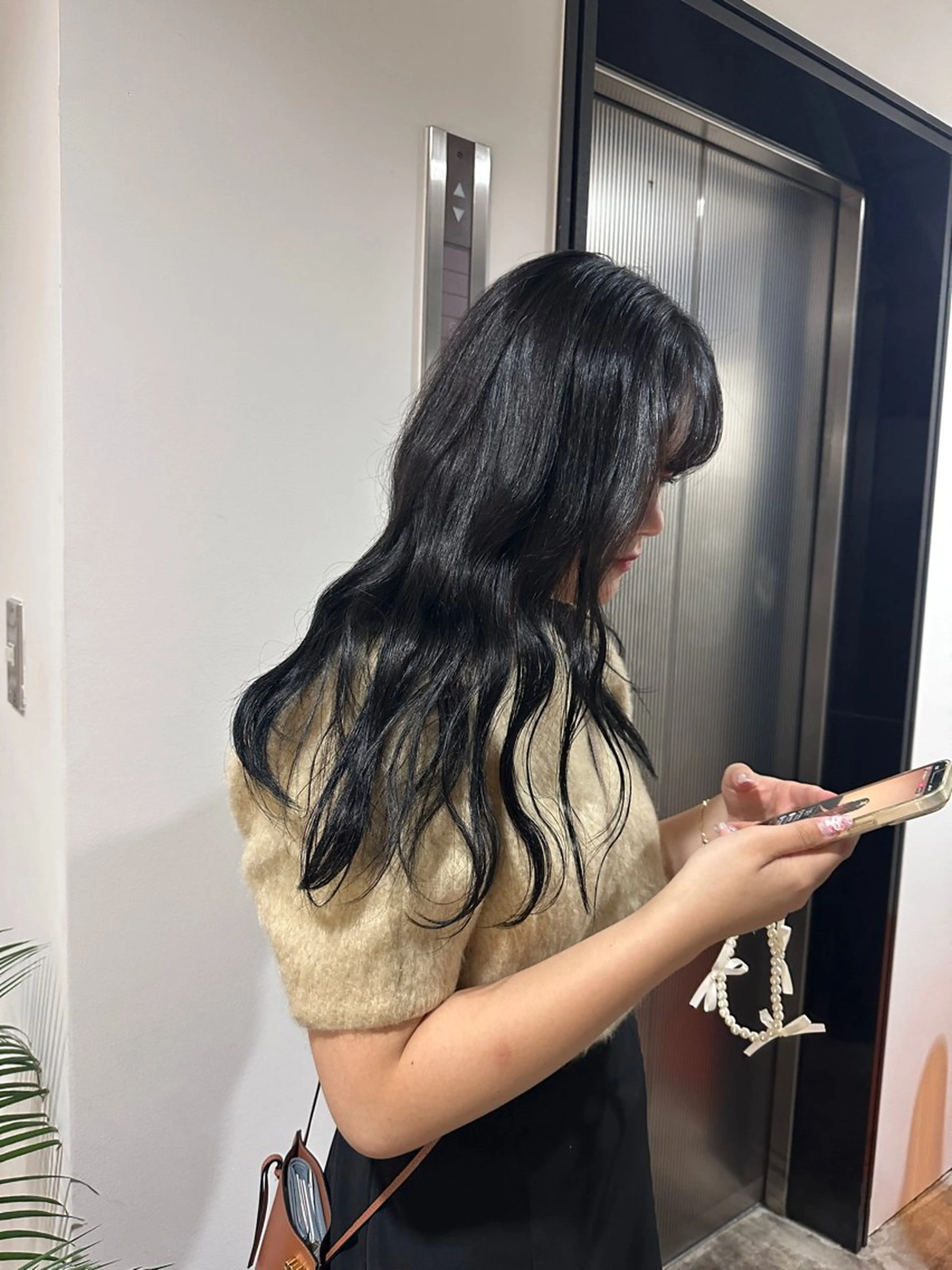 ロング カラー 黒髪 ロング トリートメント 透明感カラー/顔周り レイヤー/髪質改善のヘアスタイル