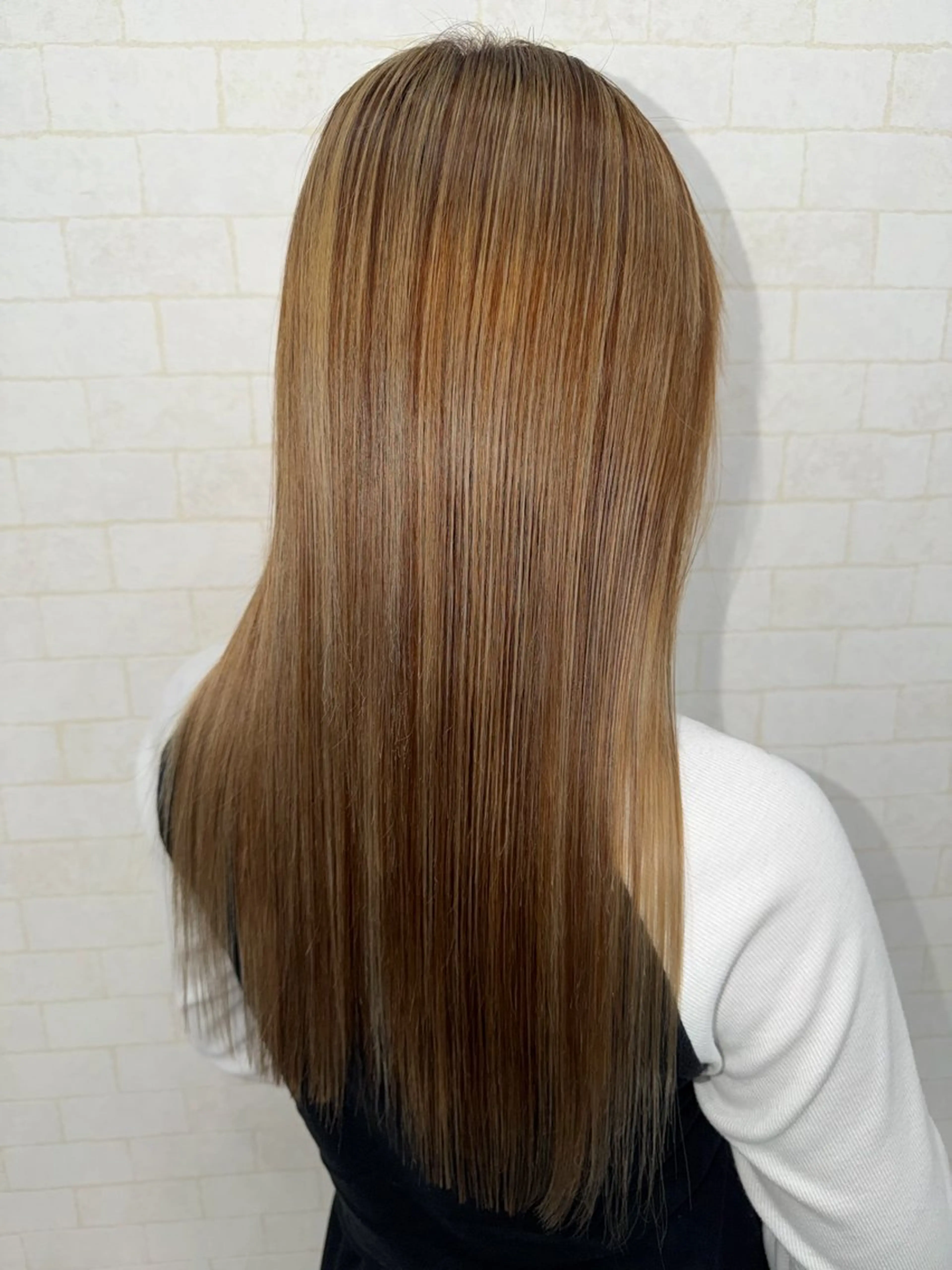 ロング カラー ベージュカラー ハイライトカラー シルバー シルバーベージュ ハイライト 梅本 つかさのヘアスタイル