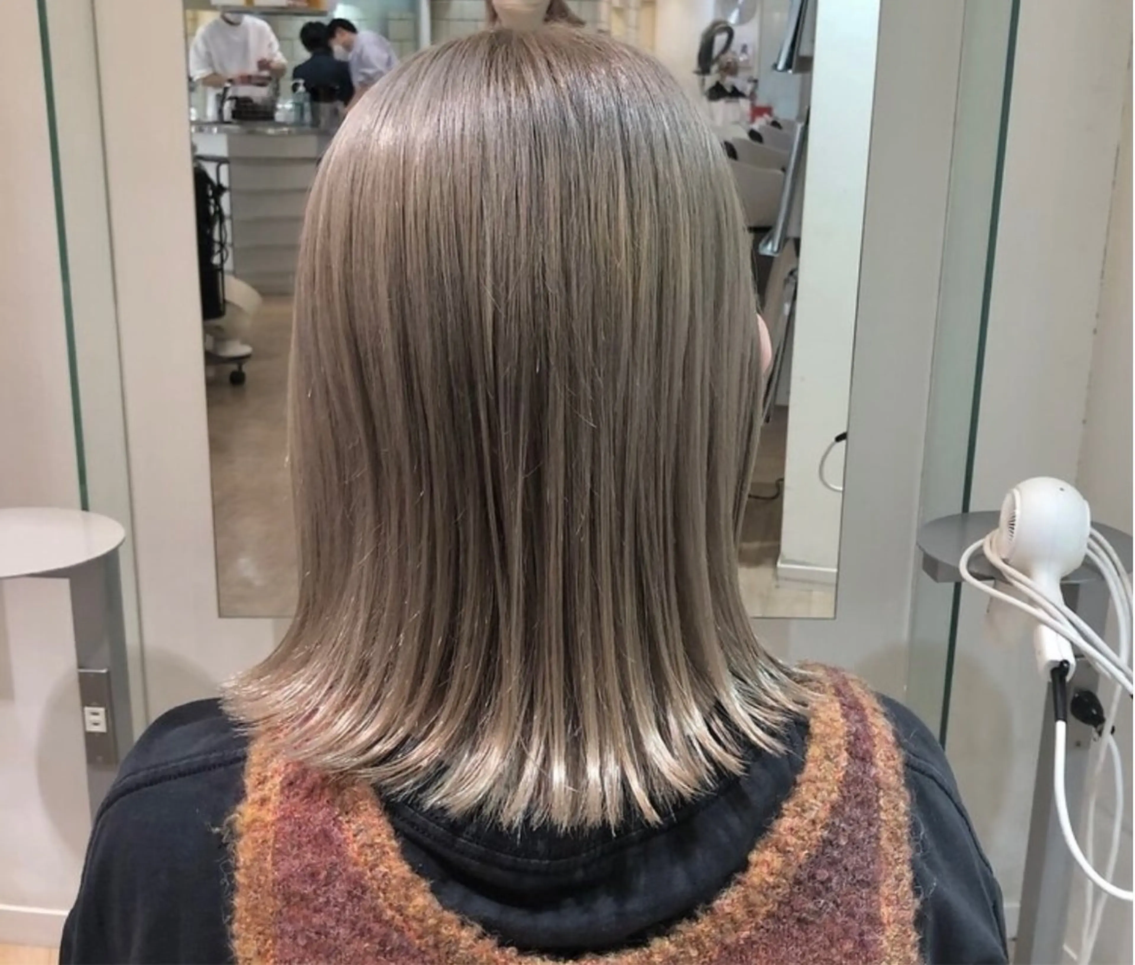 ミディアム カラー ブリーチ グレージュ ハイトーンカラー カット ⭐トレンドカット&カ ラーCocoro🪿のヘアスタイル