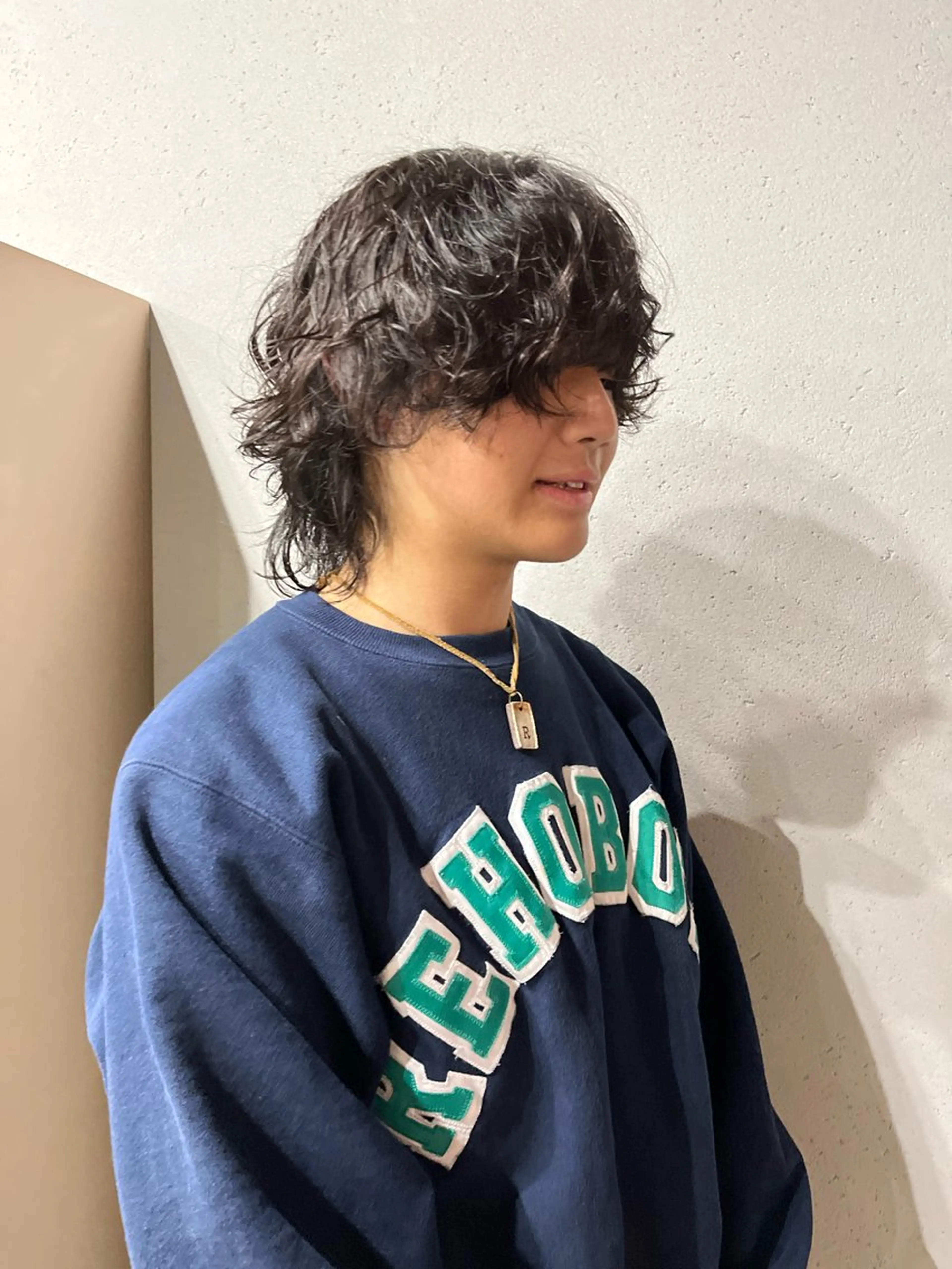 ミディアム パーマ メンズ 曲がる縮毛矯正 センターパートのヘアスタイル