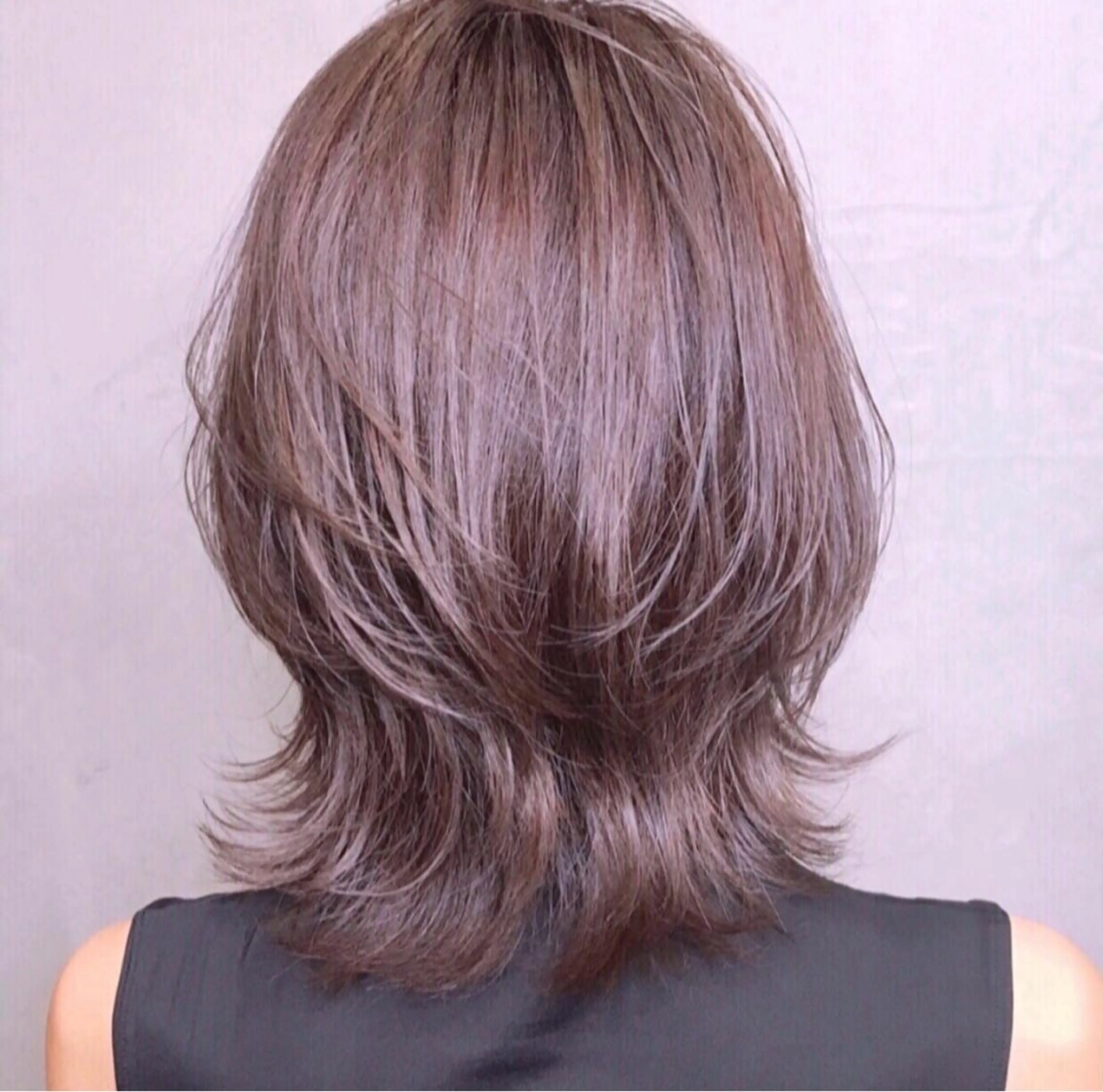 ミディアム カラー ミディアムパーマ アッシュ ベージュカラー ブルーカラー グレージュ カット ヘアカラー DX SHARE SALON SHIBUYA所属・AKI アキのヘアスタイル