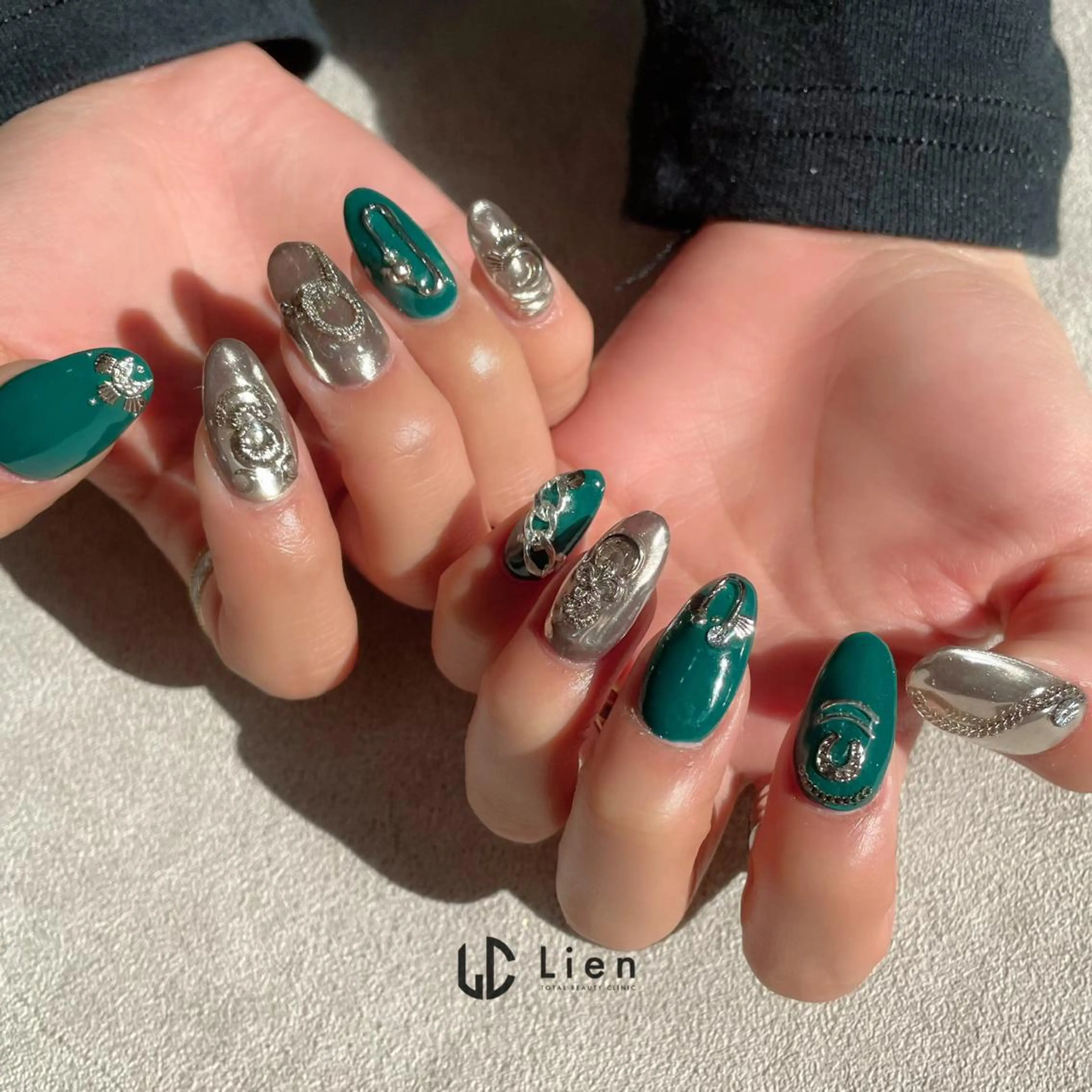 ネイル キラキラネイル 韓国ネイル ロングネイル ニュアンスネイル スカルプネイル 山田 真里のネイルデザイン