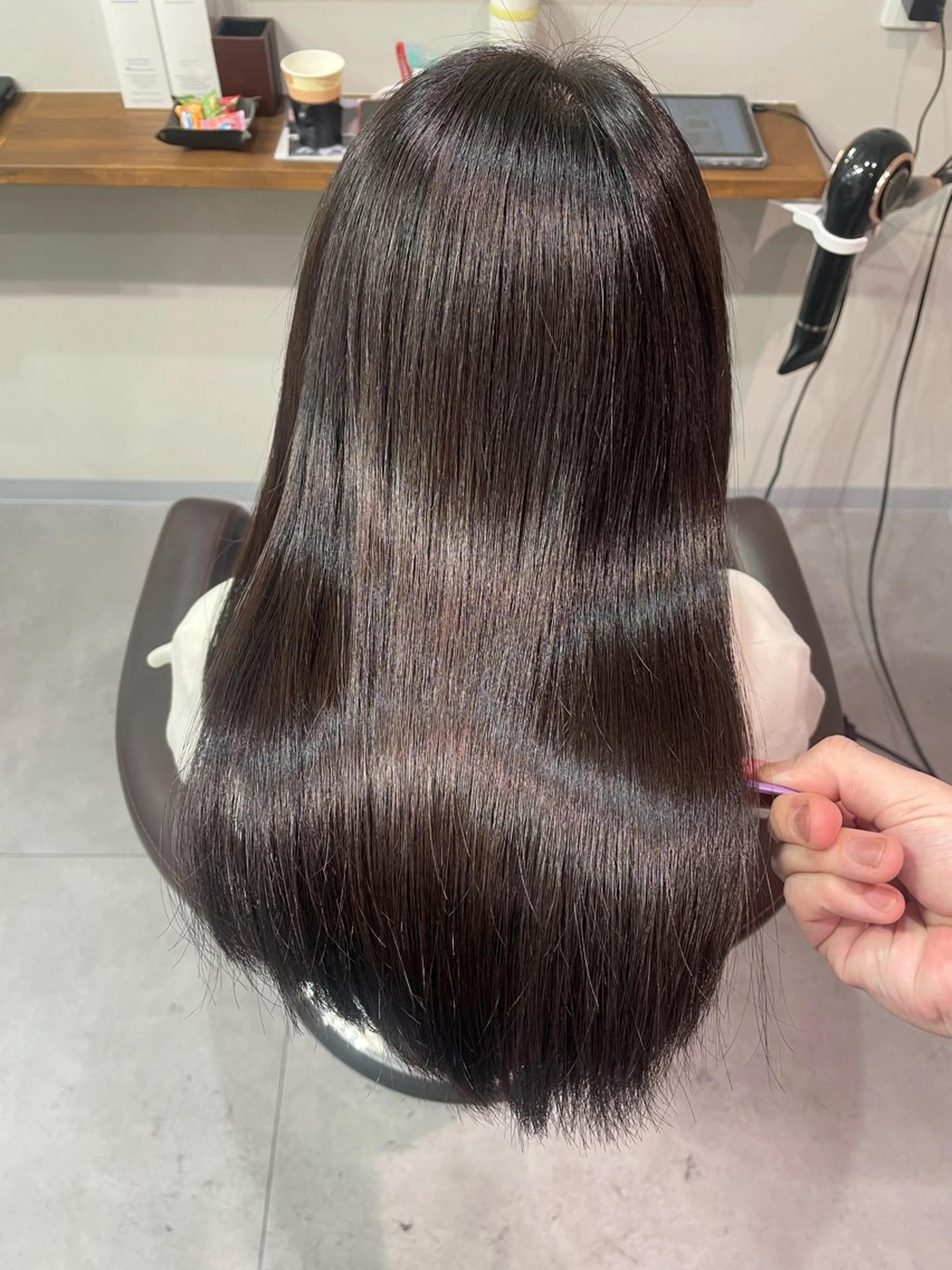 セミロング カット ヘアカラー 縮毛矯正 トリートメント 飯村 友亮のヘアスタイル
